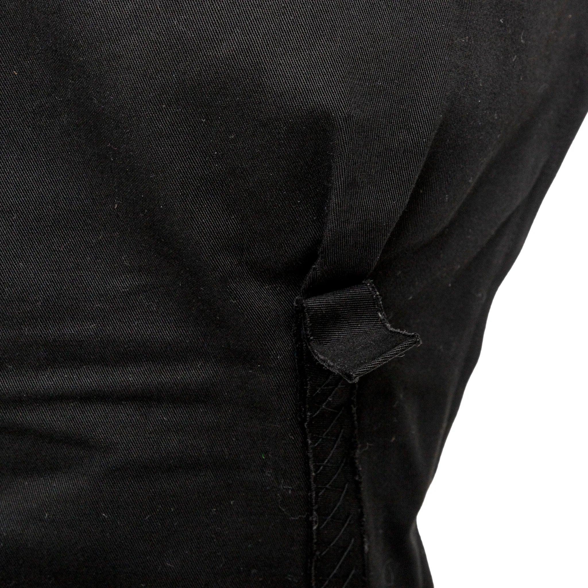 Trägerloses Baumwollkleid mit taillierter Silhouette, freiliegenden Taillenstäbchen, sichtbaren Nähten und seitlichem Reißverschluss. Formschön, kantig und mühelos schick. 
 Anmerkungen: Es wurde mit einem Elastaneinsatz auf dem Rücken geändert.  
