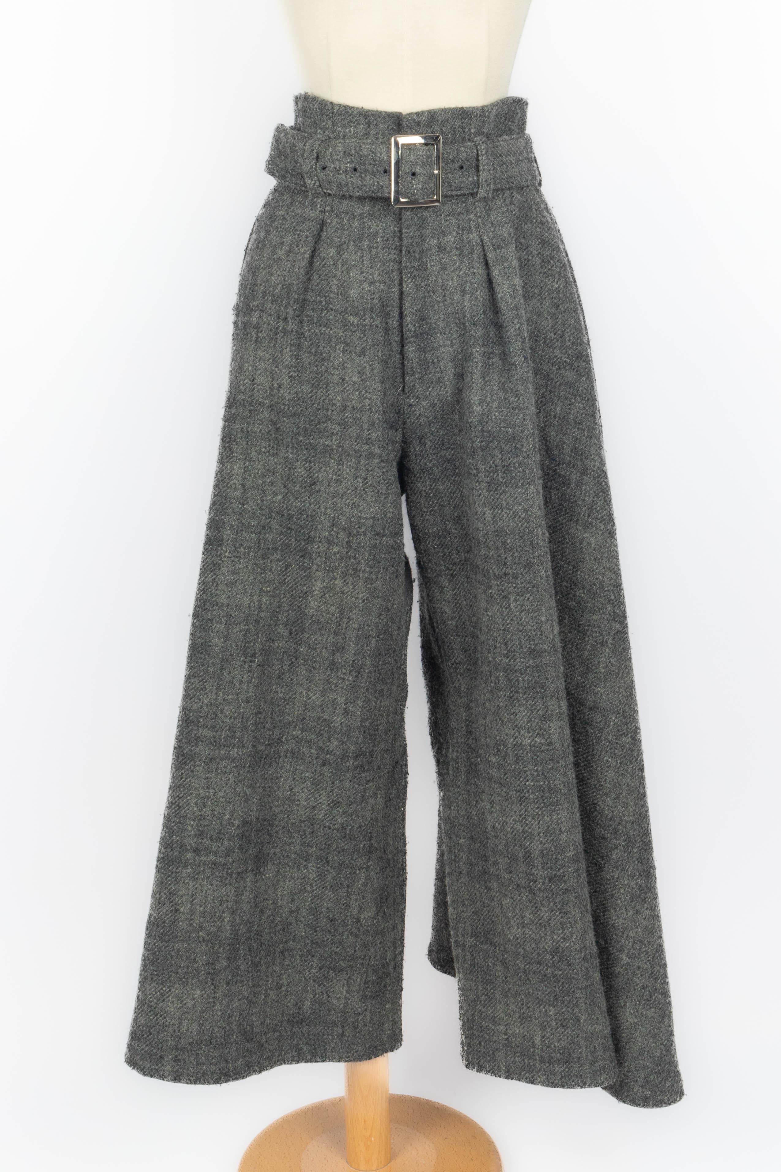 YOHJI YAMAMOTO - (Confeccionado en Japón) Pantalón oversize de lana jaspeada antracita con estampado de cuadros. Talla 1 indicada, se ajusta a una 36FR/38FR. Colección otoño-invierno 2006.

Estado:
Muy buen estado

Dimensiones:
Cintura: 34 cm -
