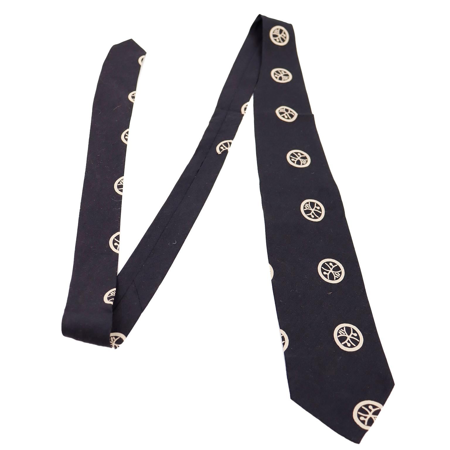 Diese ultrafeine Vintage-Seide von Yohji Yamamoto  Krawatte ist so einzigartig und wir lieben den Kontrast der weißen japanischen Kamons vor dem schwarzen Hintergrund. Diese Krawatte ist ein seltenes Design, das aus einem Nachlass von Comme des