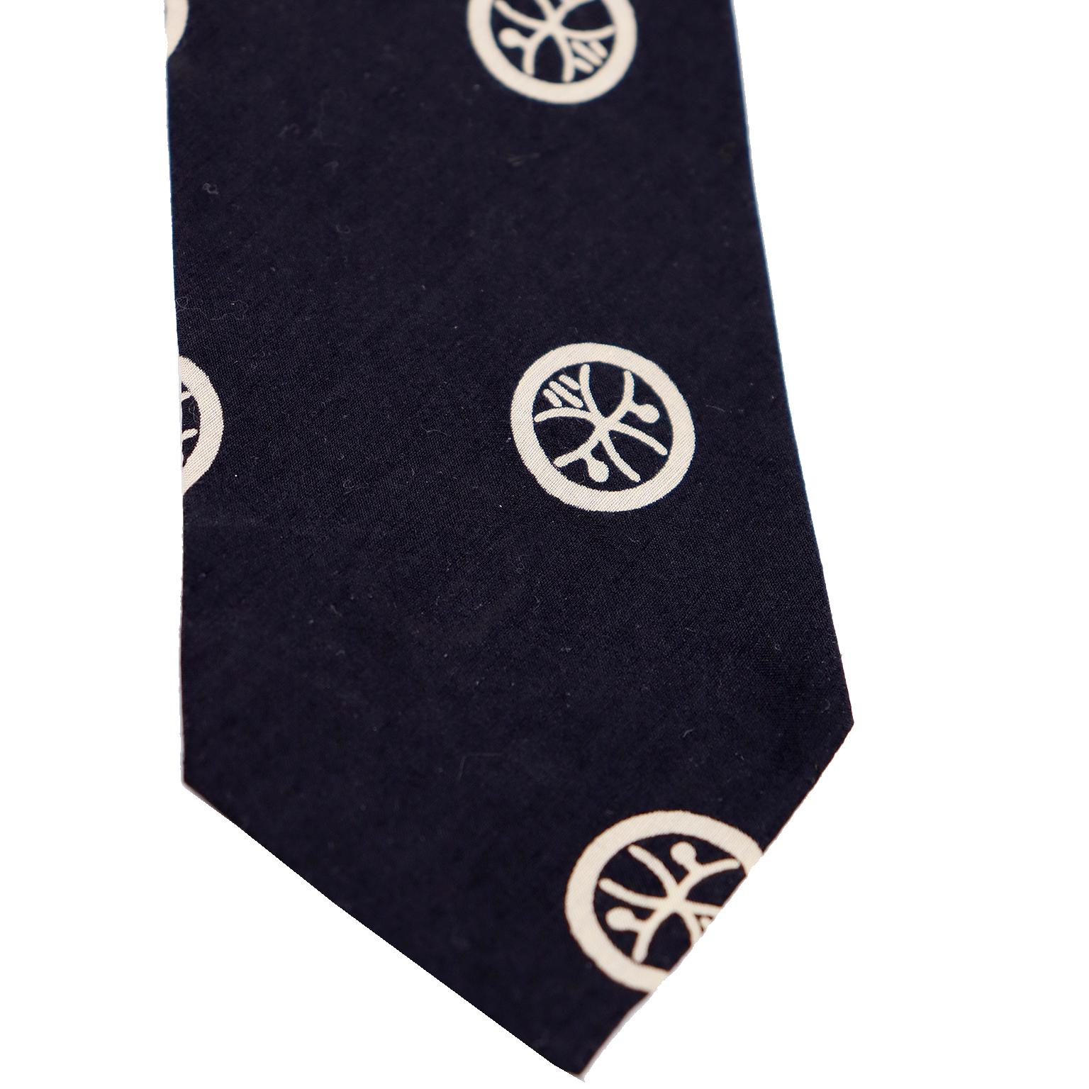 Yohji Yamamoto Vintage Japanische Kamon-Krawatte aus schwarzer Seide (Schwarz) im Angebot