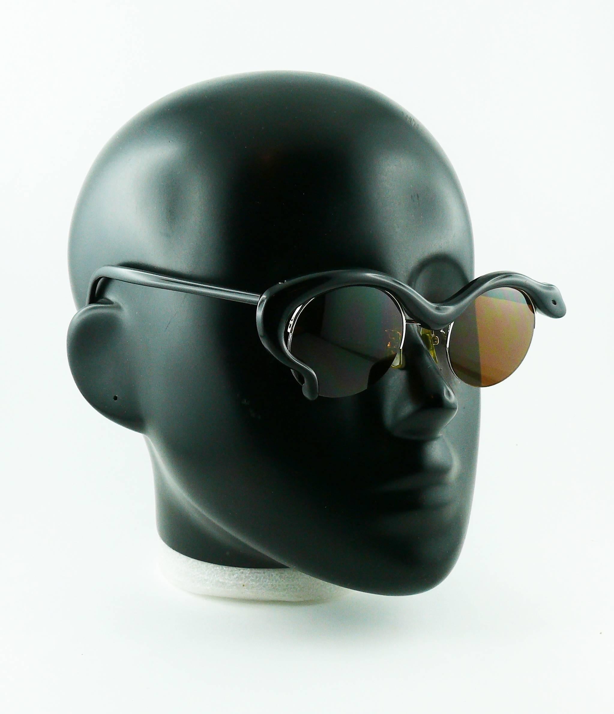 YOHJI YAMAMOTO vintage rare snake rim sunglasses.

Marked YOHJI YAMAMOTO.
Frame made in Japan.
Model 52-5001.

Indicative measurements : max. frame width approx. 14 cm (5.51 inches) / width approx. 13.6 cm (5.35 inches) / width between lenses