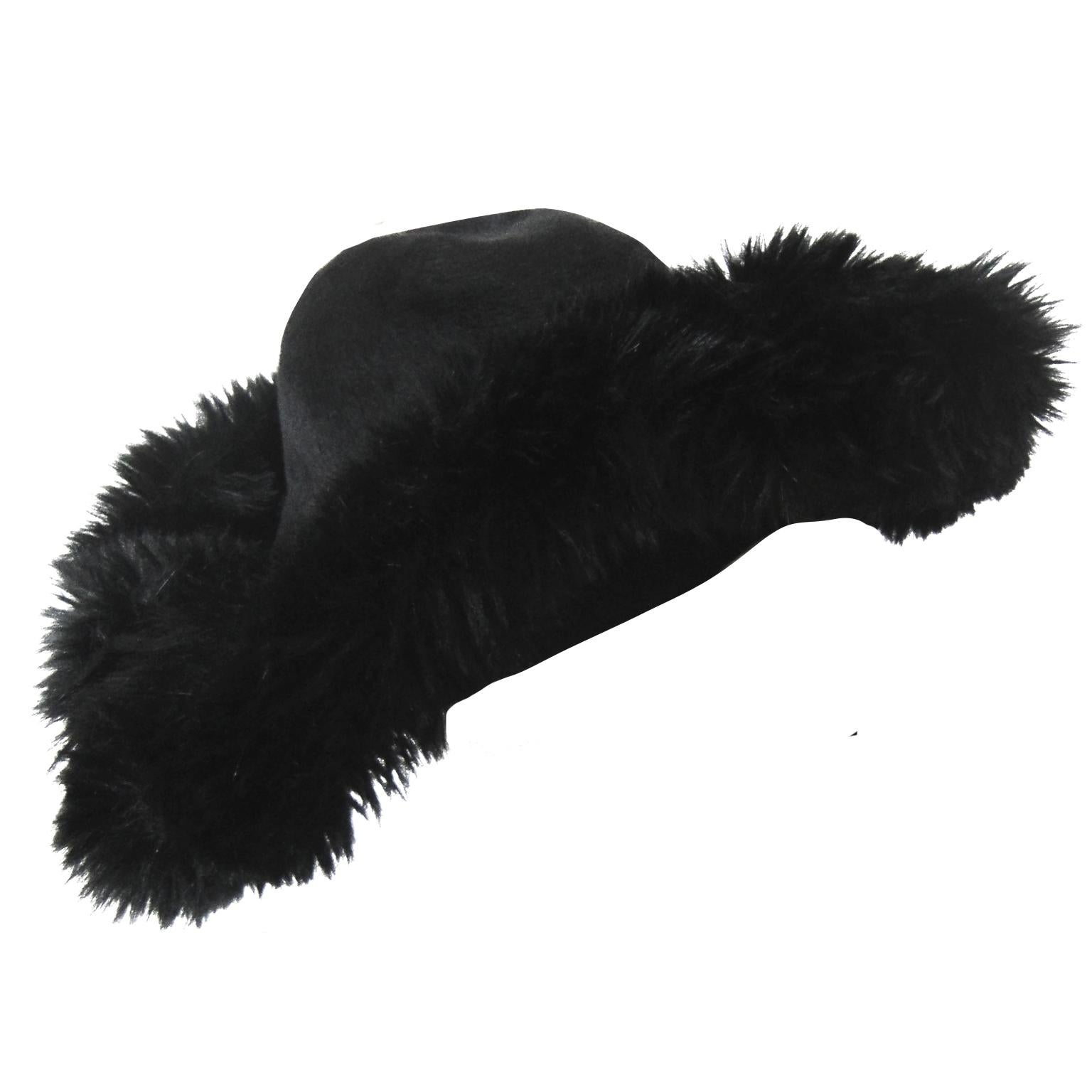 Seltener schwarzer Hut von Yohji Yamamoto aus ca. AW 2013. 
Der Hut ist aus schwarzem Filz/Wolle mit einer runden Spitze:: einer asymmetrischen breiten Krempe aus Kunstpelz mit einem seitlichen Biesendetail. Wirklich erstaunliches Stück.