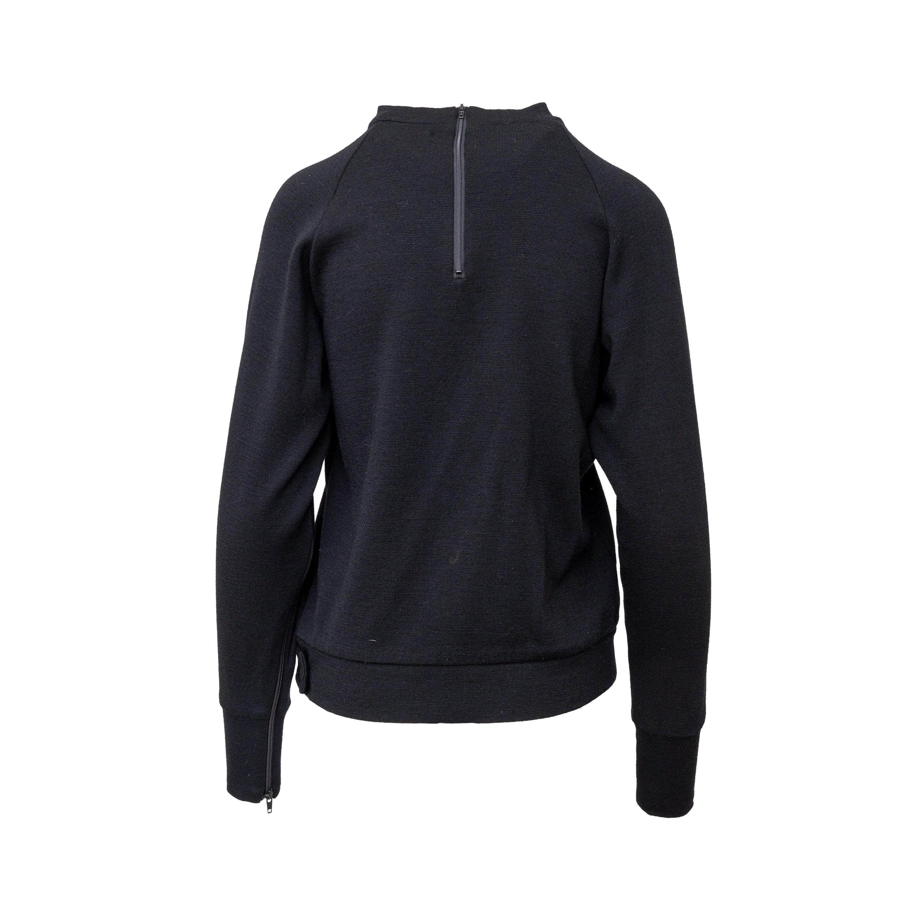 Ce pull en laine Yohji Yamamoto présente un col montant et des manches raglan pour un look sans effort. Fabriqué en 100 % laine noire, il offre à la fois chaleur et style. La fermeture à glissière au dos et la fermeture à glissière sur la manche
