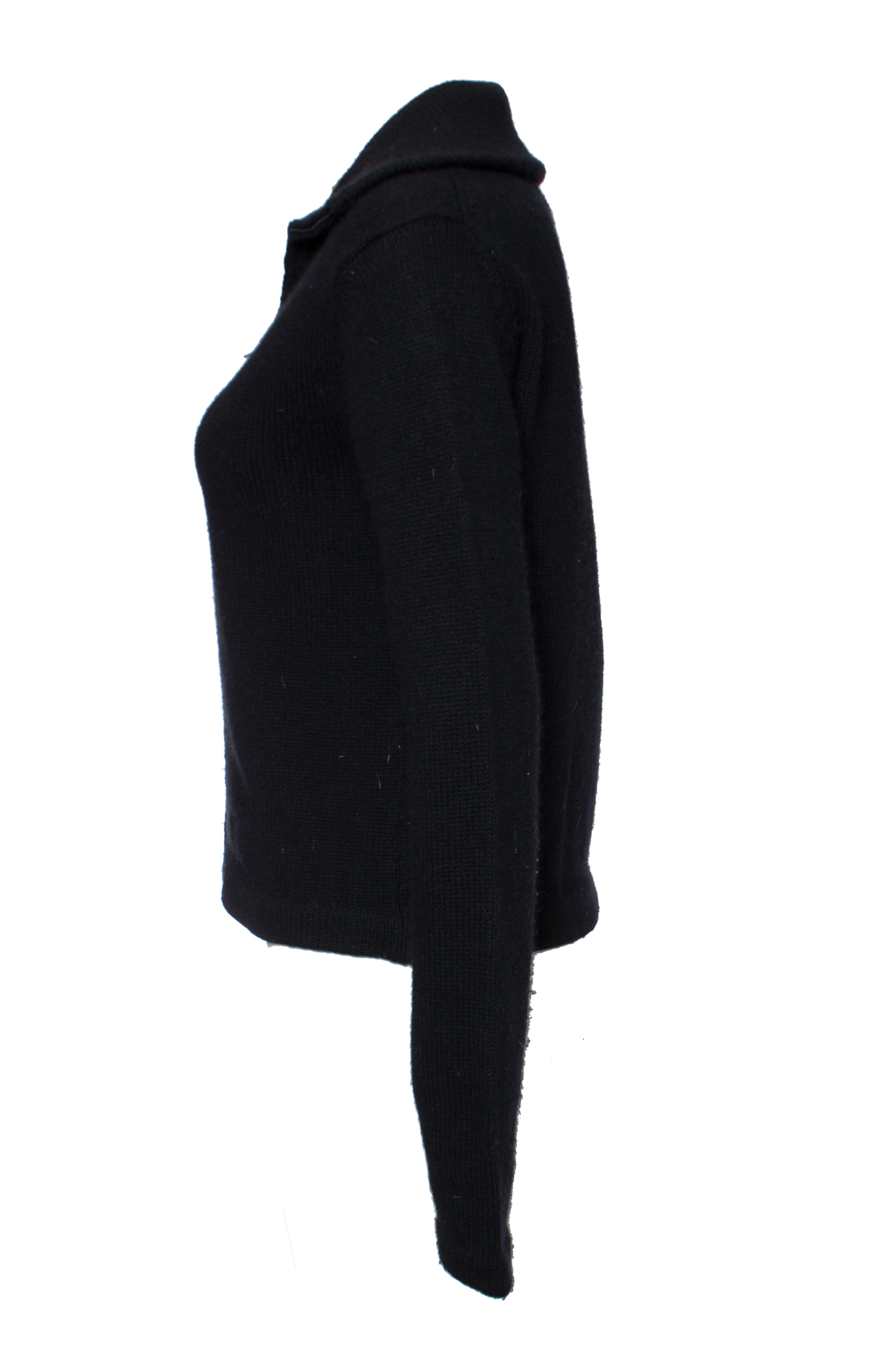 Yohji Yamamoto, Wollweste mit extra hohem Kragen. Dieses Stück ist in gutem Zustand. Mit zwei Minitaschen auf der Vorderseite.

- • CONDIT: guter Zustand

- • GRÖSSE: M

- • MASSNAHMEN: Länge 54 cm, Breite 44 cm, Taille 44 cm, Schulterlänge 41