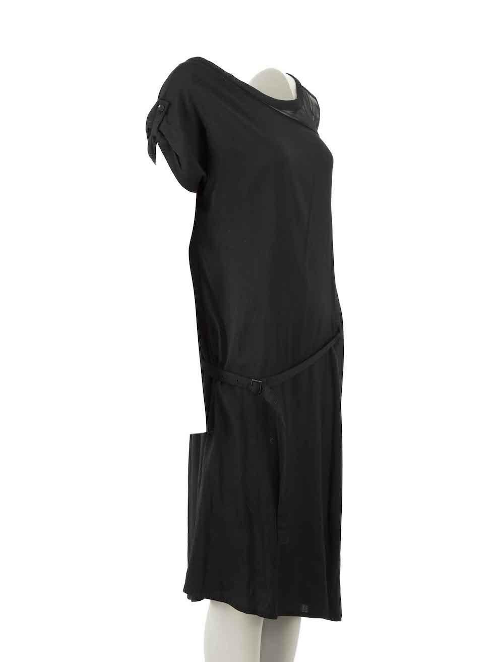 CONDITION is Very good. Hardly any visible wear to dress is evident on this used Y's Yohji Yamamoto designer resale item.
 
Details
Black
Wool
Knee length dress
Round neckline
Single cold shoulder accent
Sheer on shoulder
Belted

Made in Japan
