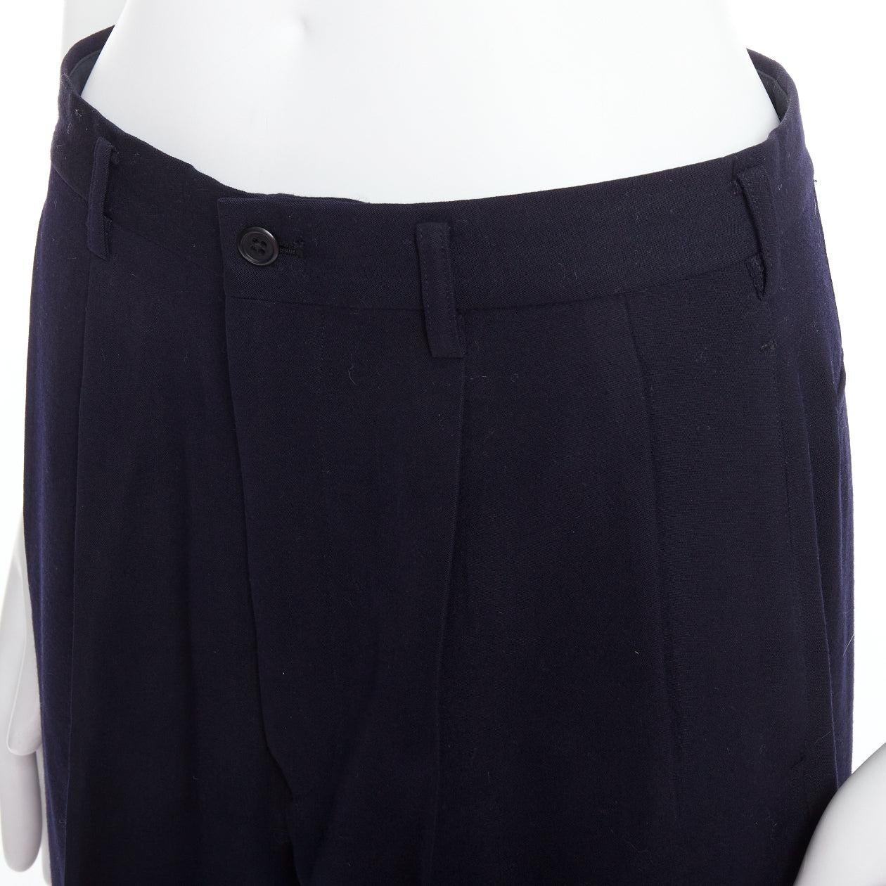 YOHJI YAMAMOTO Y's Schwarze weite, spitz zulaufende Hose aus 100 % Wolle mit plissierter Vorderseite M
Referenz: PRWU/A00098
Marke: Yohji Yamamoto
Collection'S: Y's
MATERIAL: Wolle
Farbe: Schwarz
Muster: Solide
Verschluss: Zip Fly
Zusätzliche