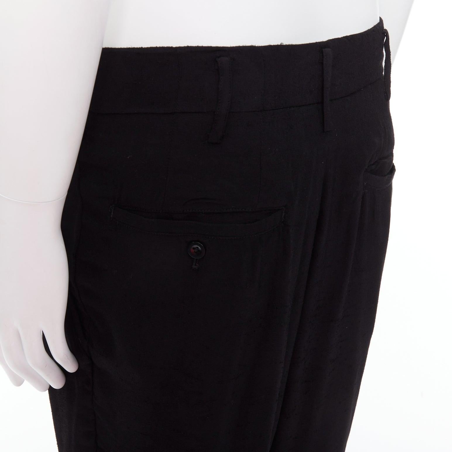 Yohji Yamamoto Y's pantaloni larghi affusolati in rayon nero plissettati sul davanti JP3 L
Riferimento: PRWU/A00096
Marchio: Yohji Yamamoto
Collection's: Y's
Materiale: Rayon
Colore: nero
Modello: Tinta unita
Chiusura: Zip Fly
Fodera: Tessuto