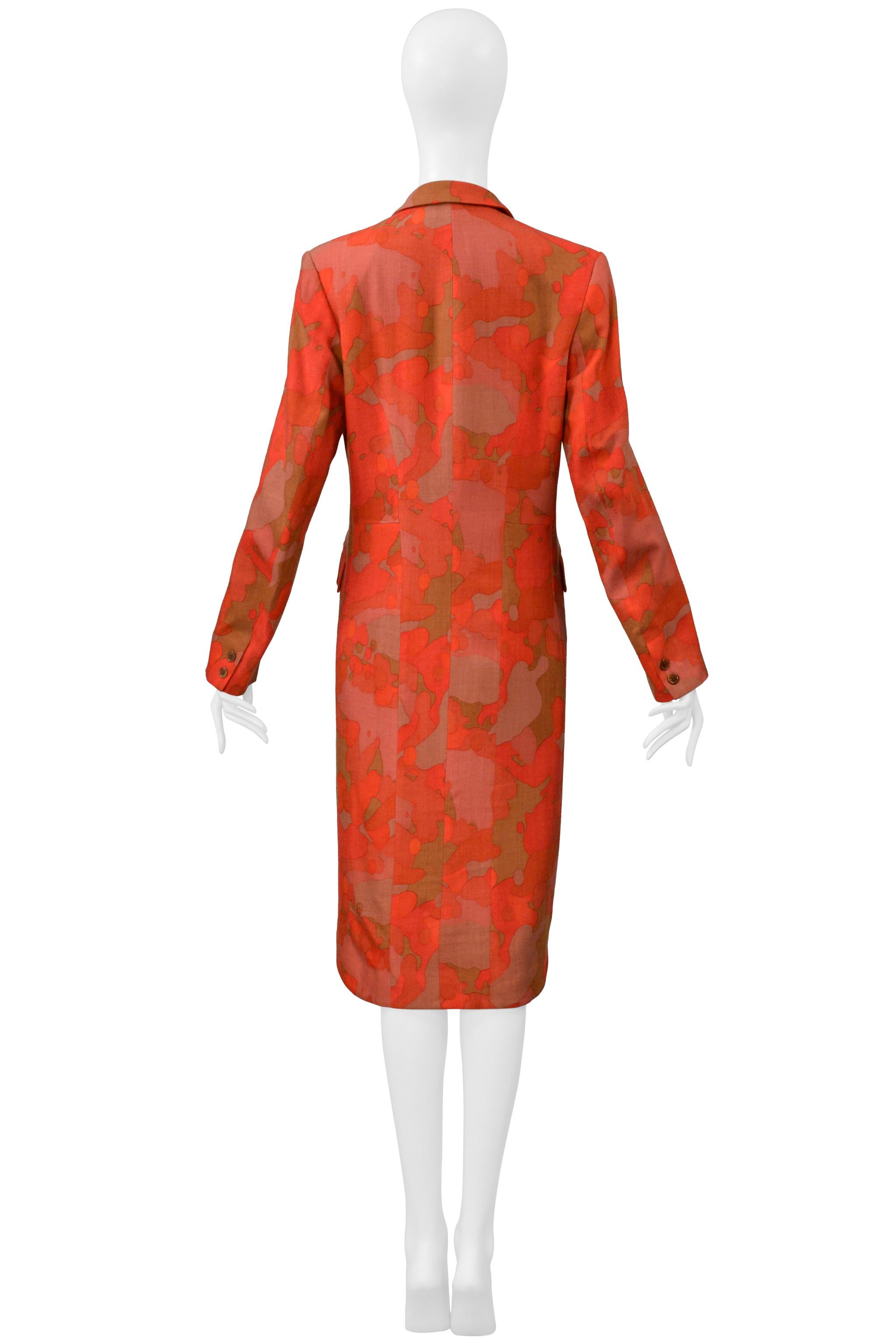 Resurrection Vintage a le plaisir de vous présenter une veste blazer vintage Yohji Yamamoto Y's rouge camouflage, présentant une encolure profonde, une fermeture à bouton unique, des poches à rabat, et une longue queue de pie. 

Y's
Par Yohji