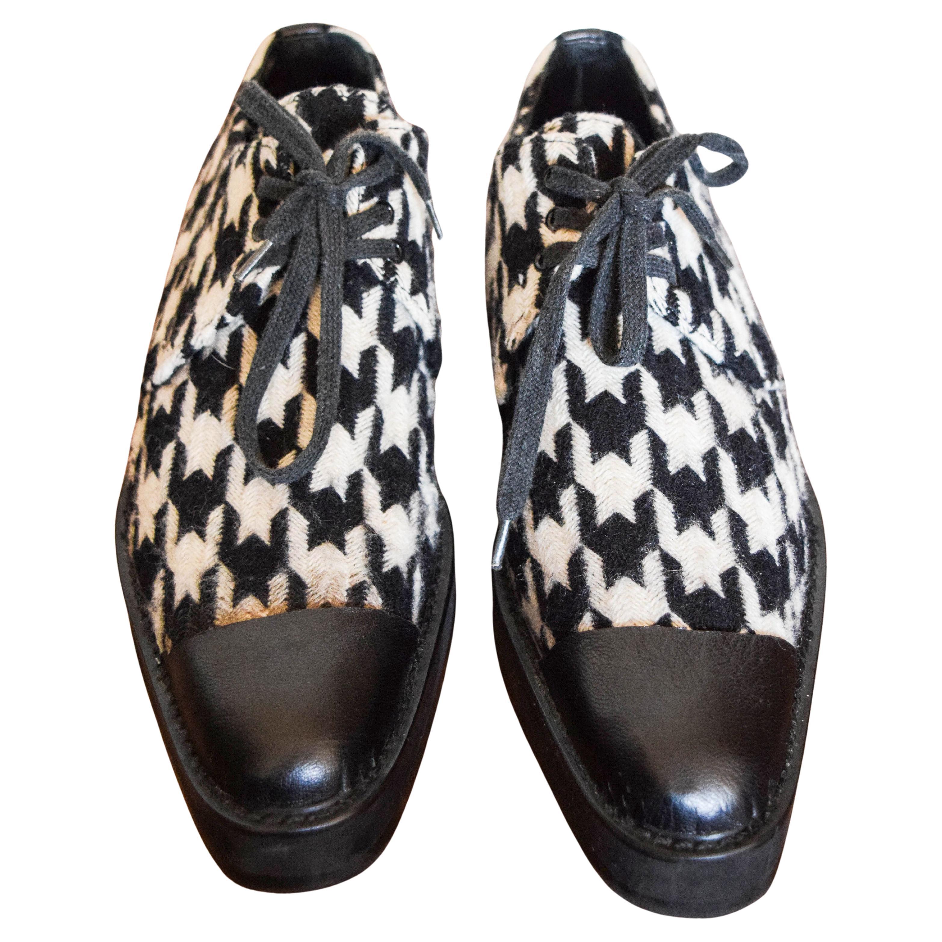 Yohsi Yamamoto Ladies attractive lace up shoes
Very nice vintage condition very clean.
They cloth and black leather top the inside is fully leather lined.
Rubber soles
Signed Yohsi Yamamoto
size 37
10 3/4 