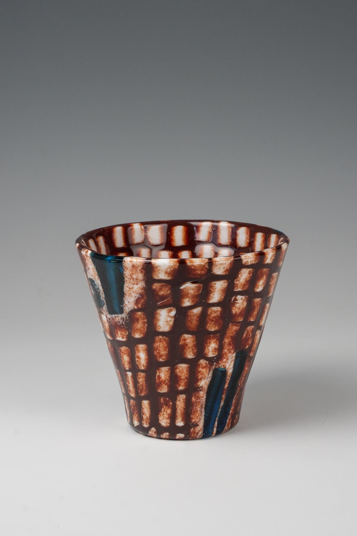 Yoichi Ohira (*1946), vase from 'Laguna' series, 1999
hand-blown glass canes with murrines, ground surface
executed with Master Livio Serena, Anfora, Murano, Italy
15 x 16 cm
engraved signature, date and number at bottom 'Yoichi Ohira Mo L. Serena