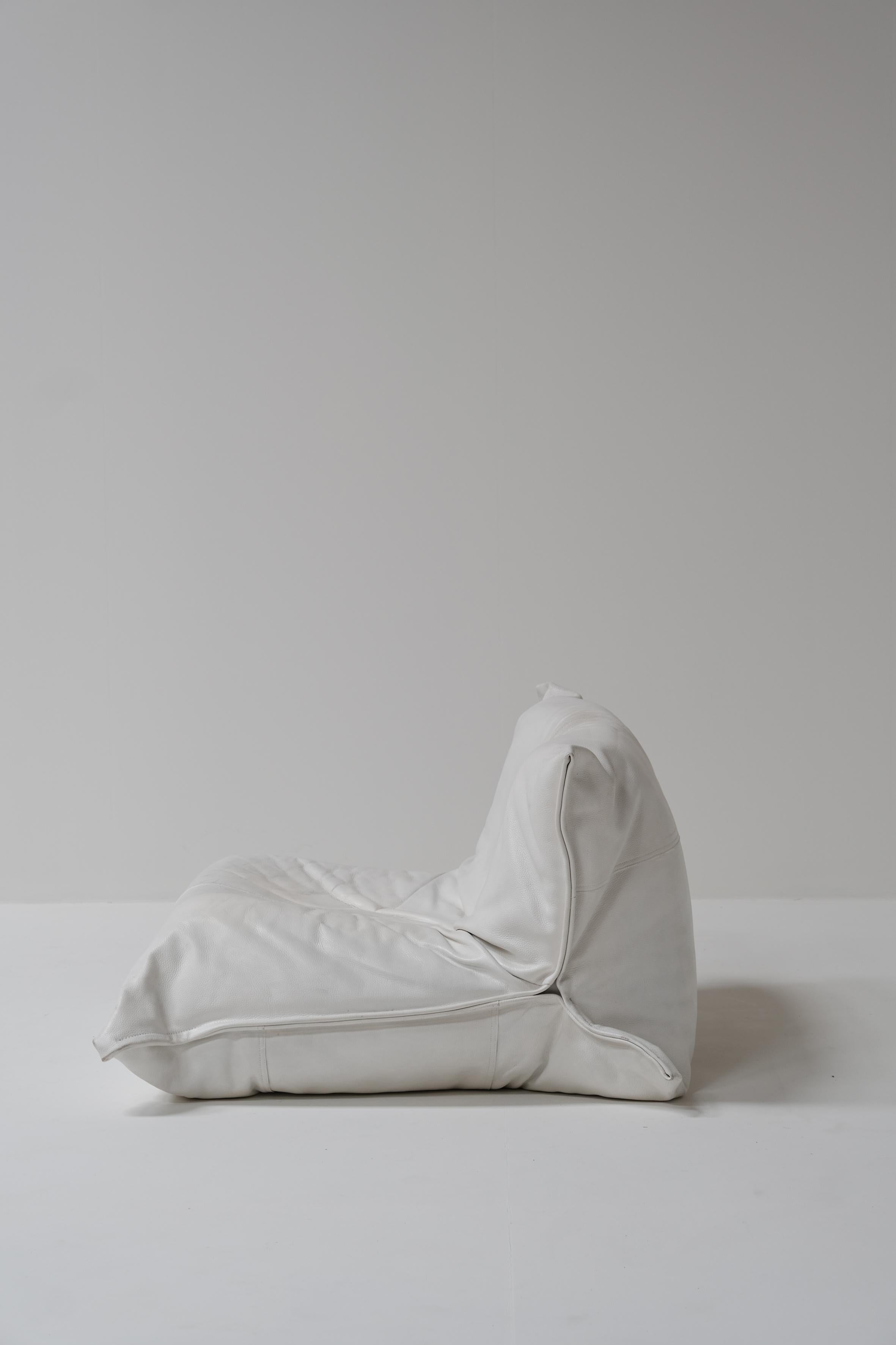This vintage Yoko armchair, designed by Michel Ducaroy in the 1970s, features a limited production model.

The original white leather has been touched up by the previous owner and is in good vintage condition with patina. 