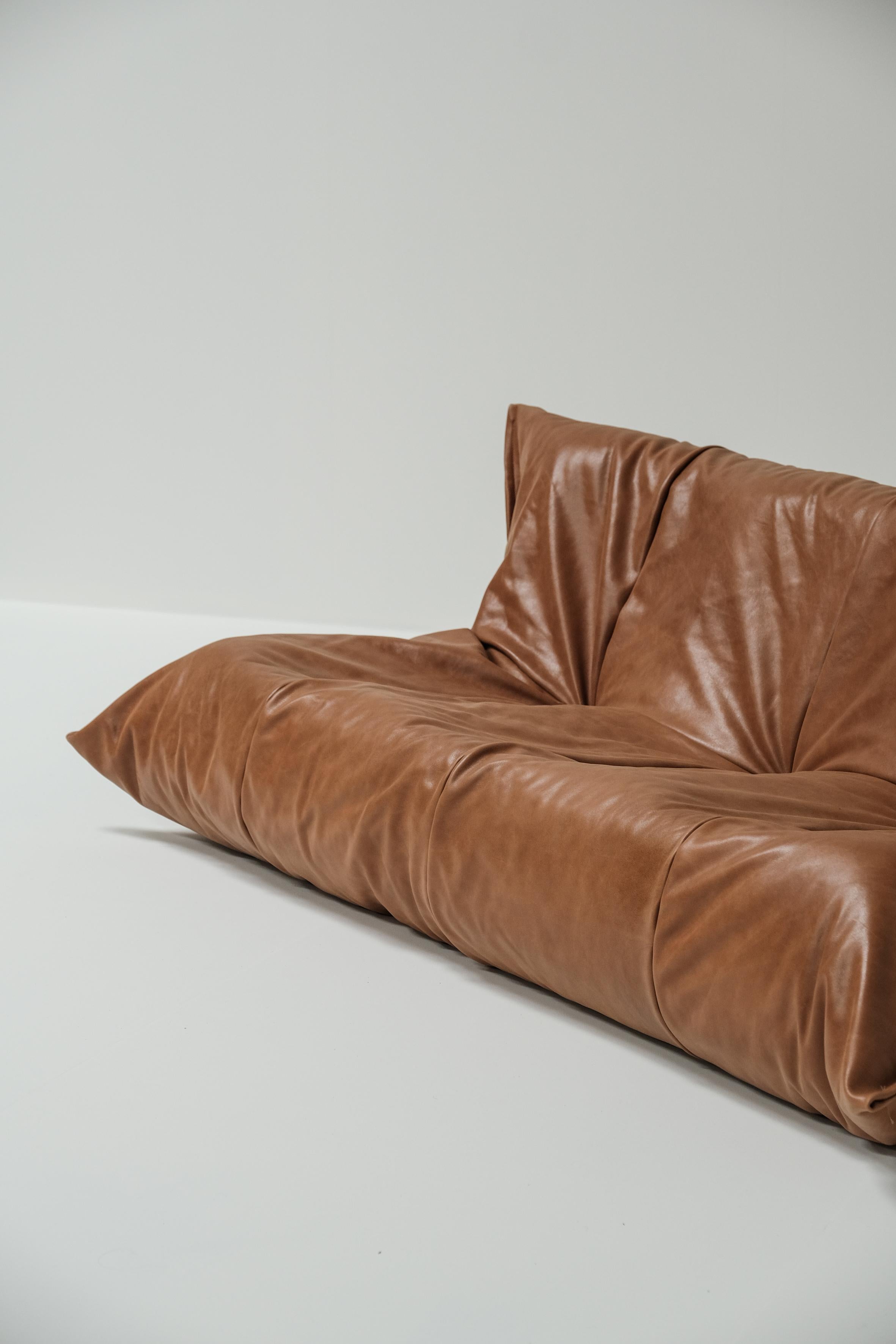 Yoko 3 seater in cognac leather designed by Michel Ducaroy for Ligne Roset In Excellent Condition In Boom, Vlaams Gewest