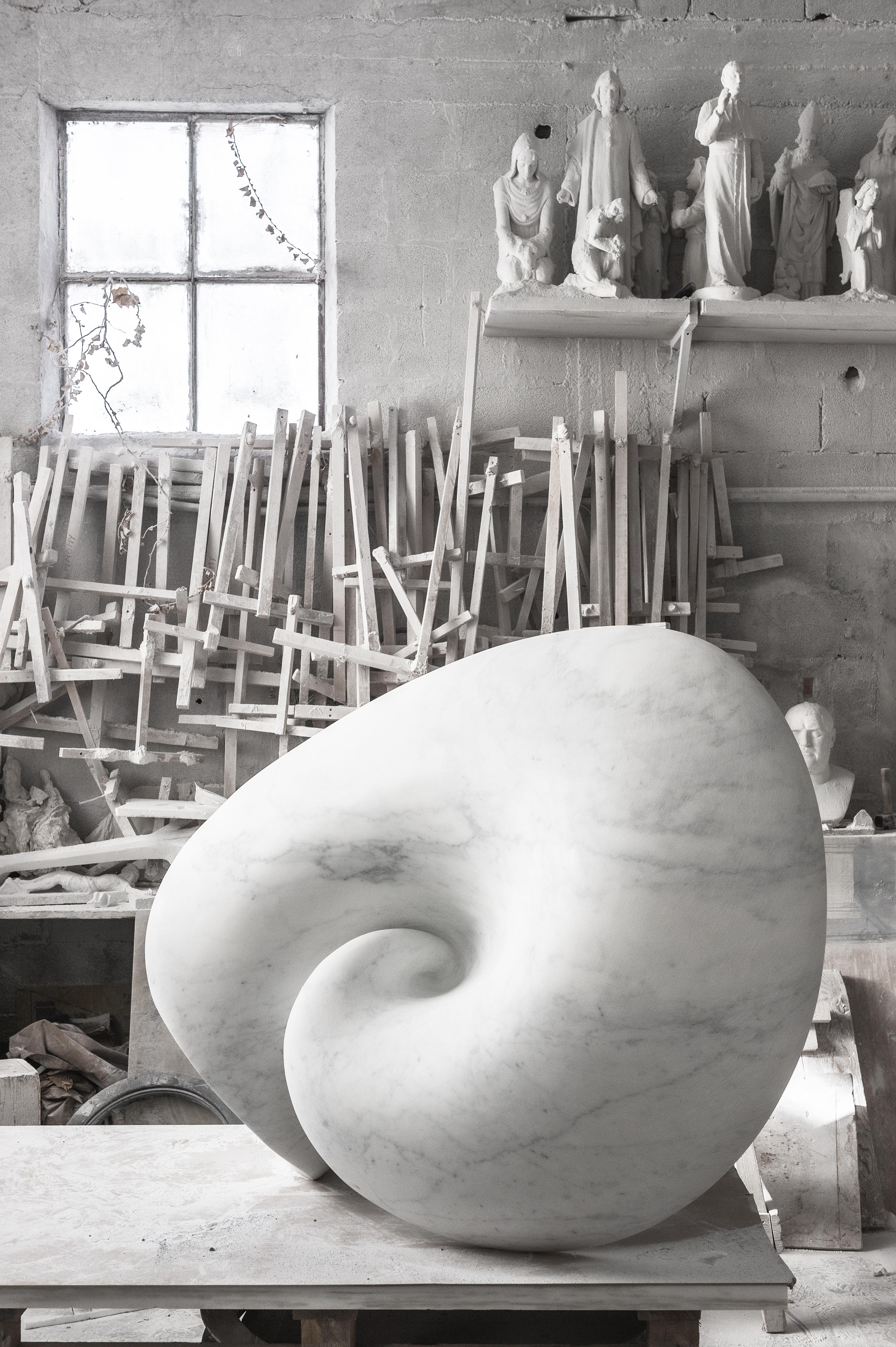 Echo, sculpture monumentale d'art contemporain abstrait en marbre par Yoko Kubrick en vente 1