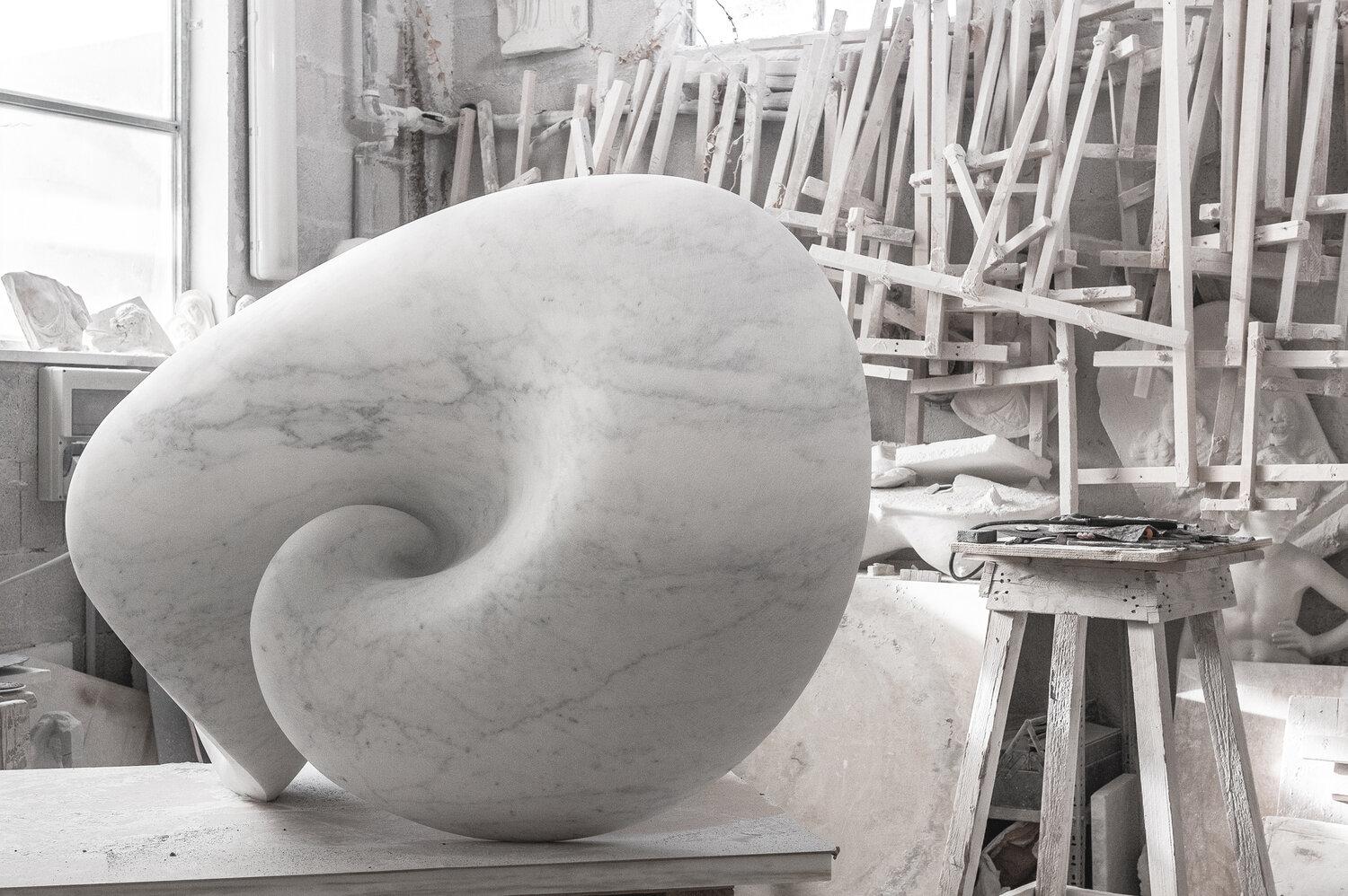 Echo, sculpture monumentale d'art contemporain abstrait en marbre par Yoko Kubrick en vente 2