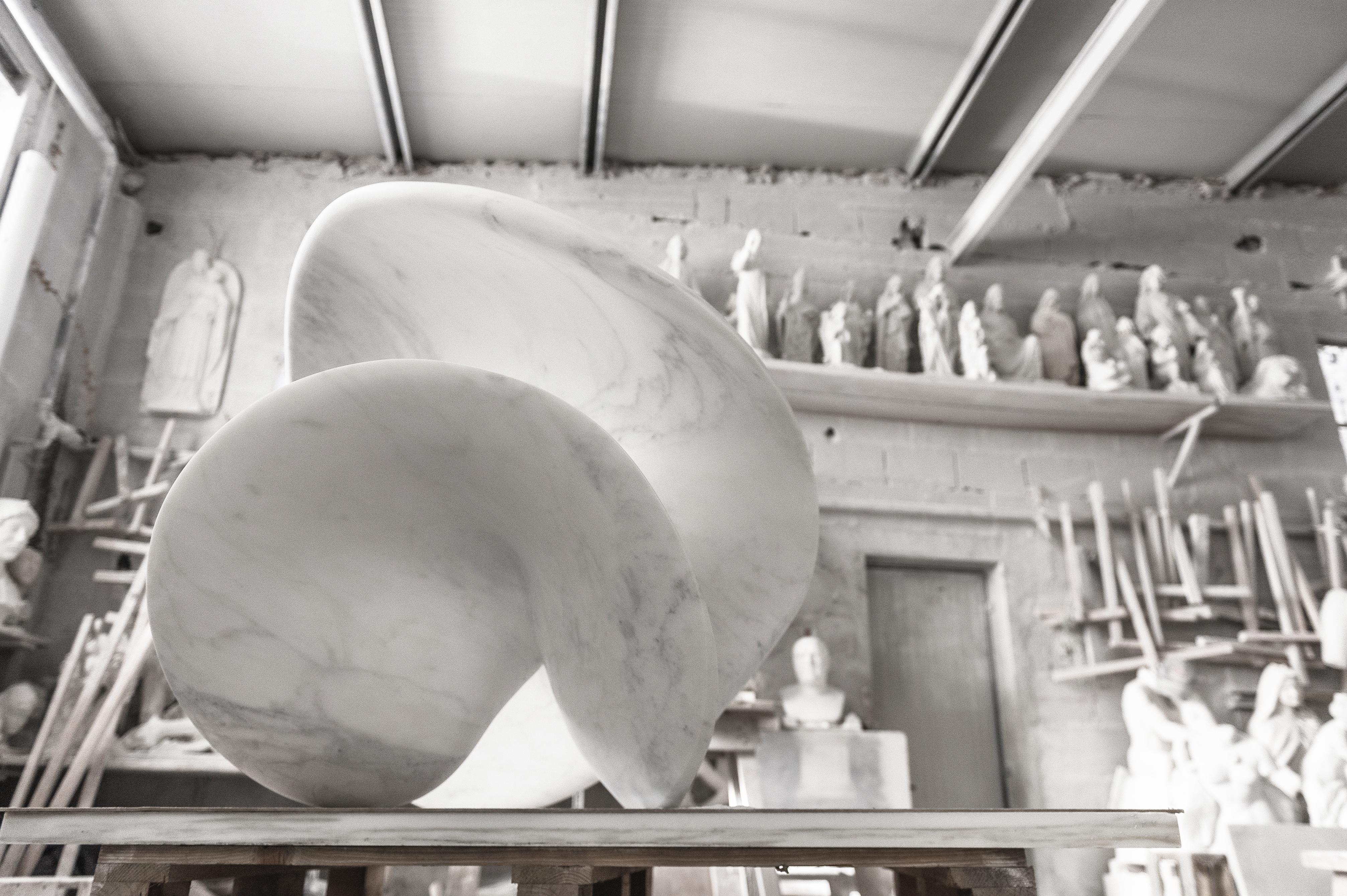 Echo, sculpture monumentale d'art contemporain abstrait en marbre par Yoko Kubrick en vente 3