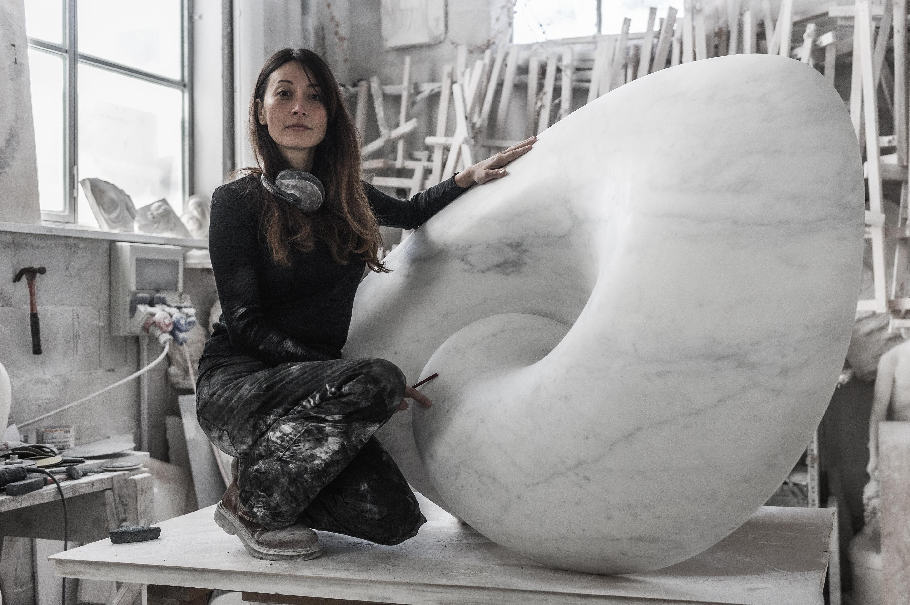 Echo, sculpture monumentale d'art contemporain abstrait en marbre par Yoko Kubrick en vente 4