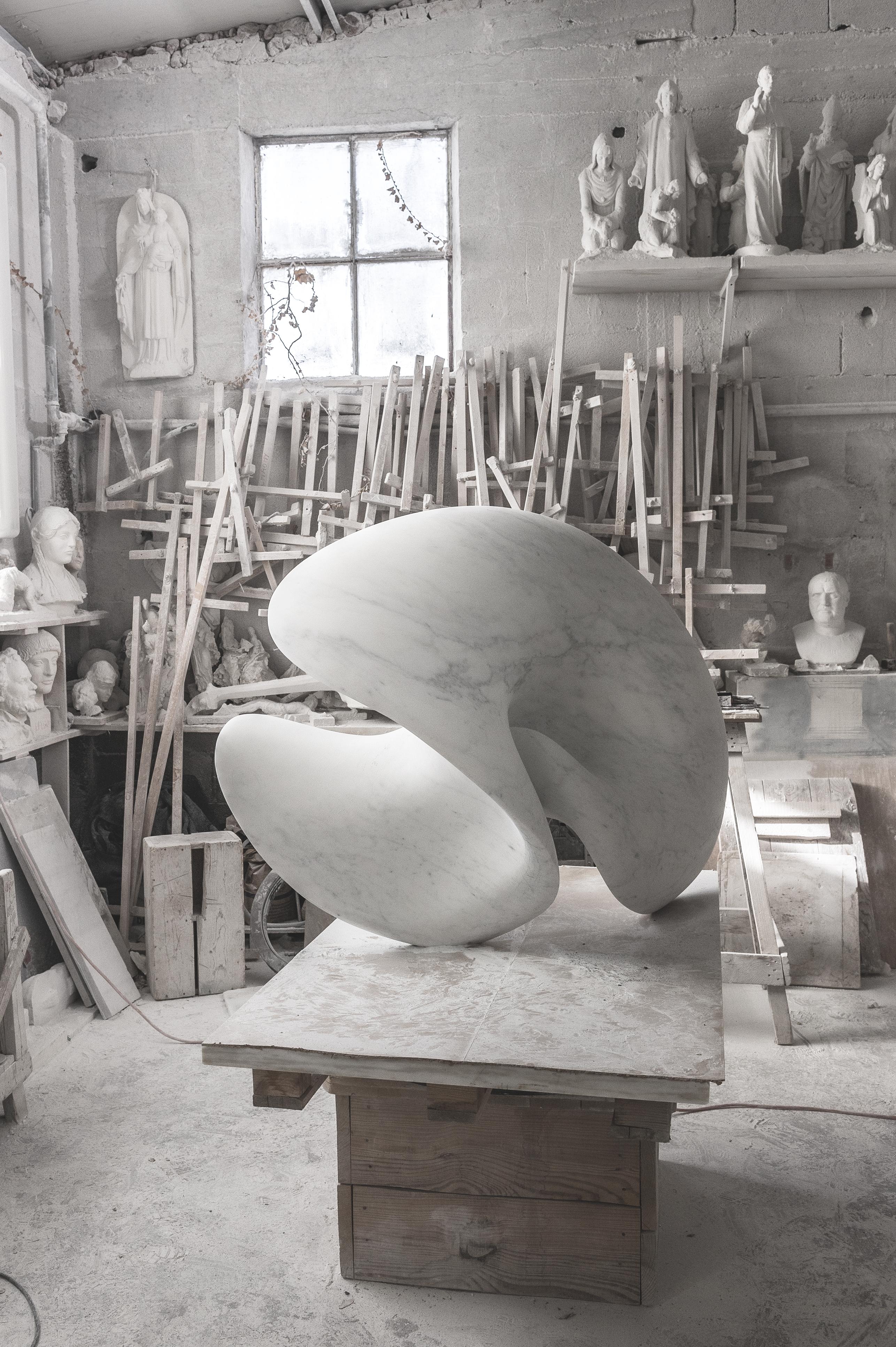 Echo, sculpture monumentale d'art contemporain abstrait en marbre par Yoko Kubrick en vente 5