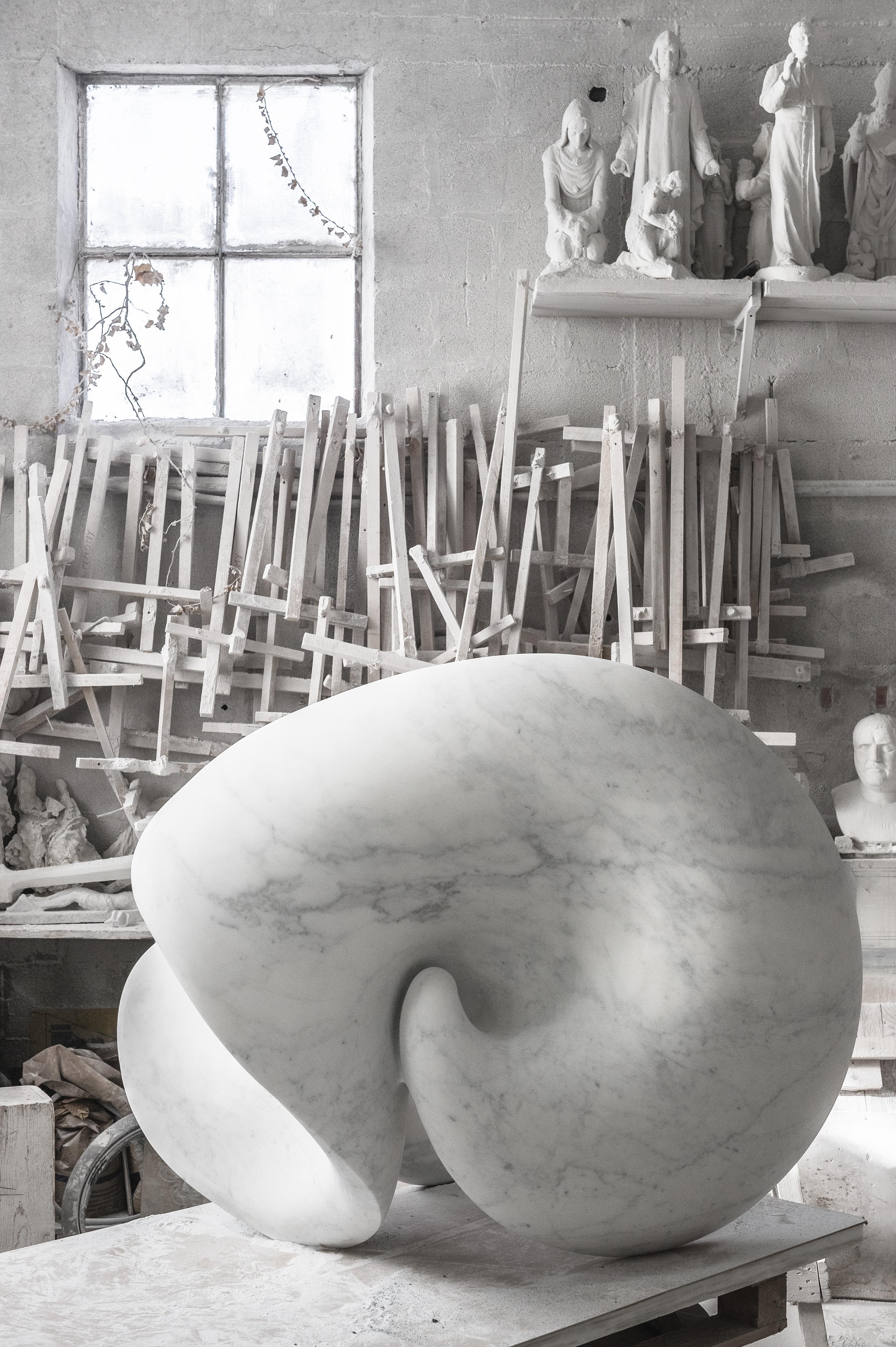 Echo, sculpté dans du marbre Michelangelo de la carrière de Cervaiole, 2020 par Yoko Kubrick.
Cette œuvre à grande échelle peut être utilisée à l'intérieur ou à l'extérieur. 