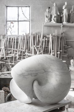 Echo, sculpture monumentale d'art contemporain abstrait en marbre par Yoko Kubrick