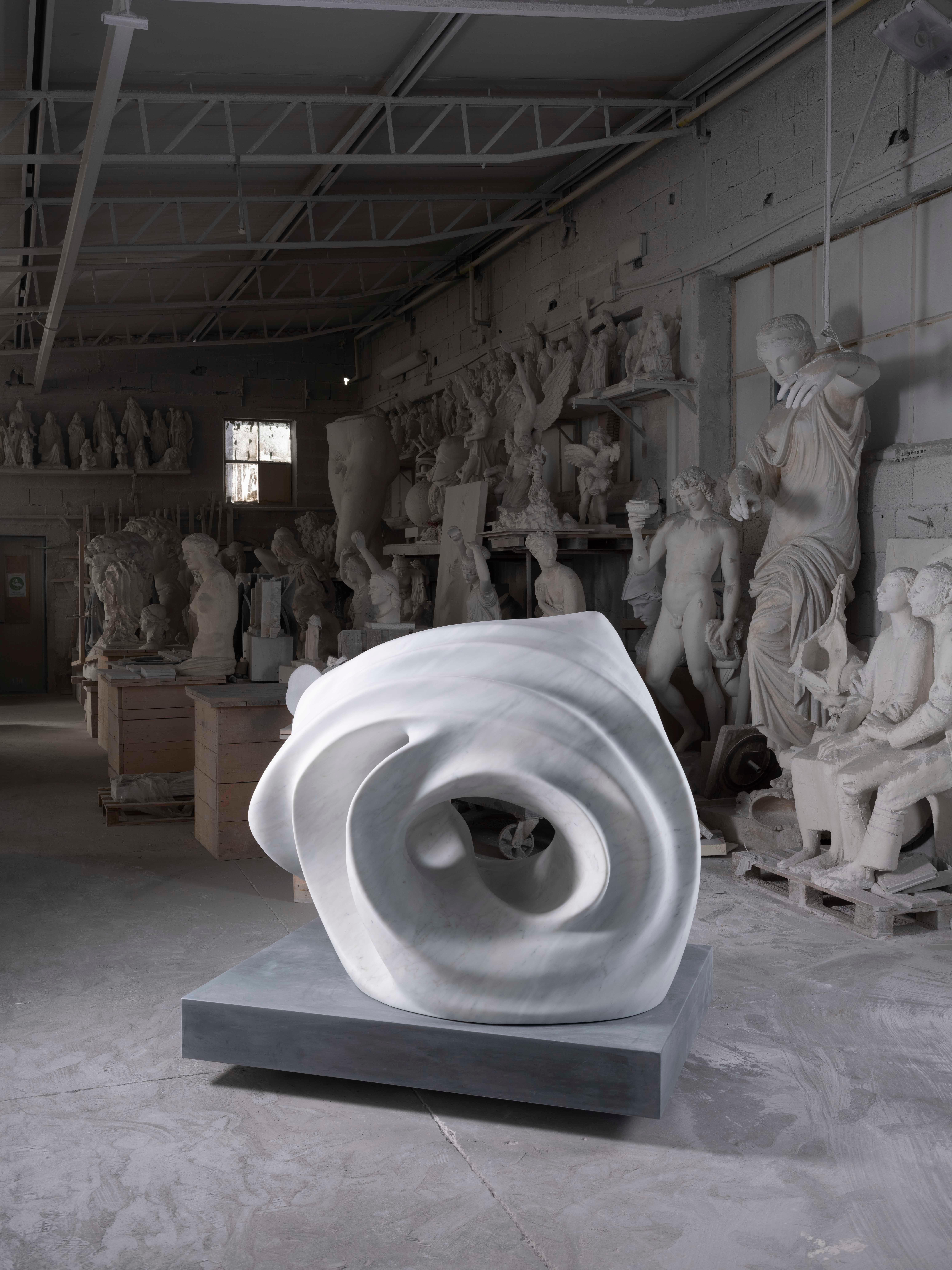 THETIS:  Scultura astratta in marmo di Yoko Kubrick in vendita 1