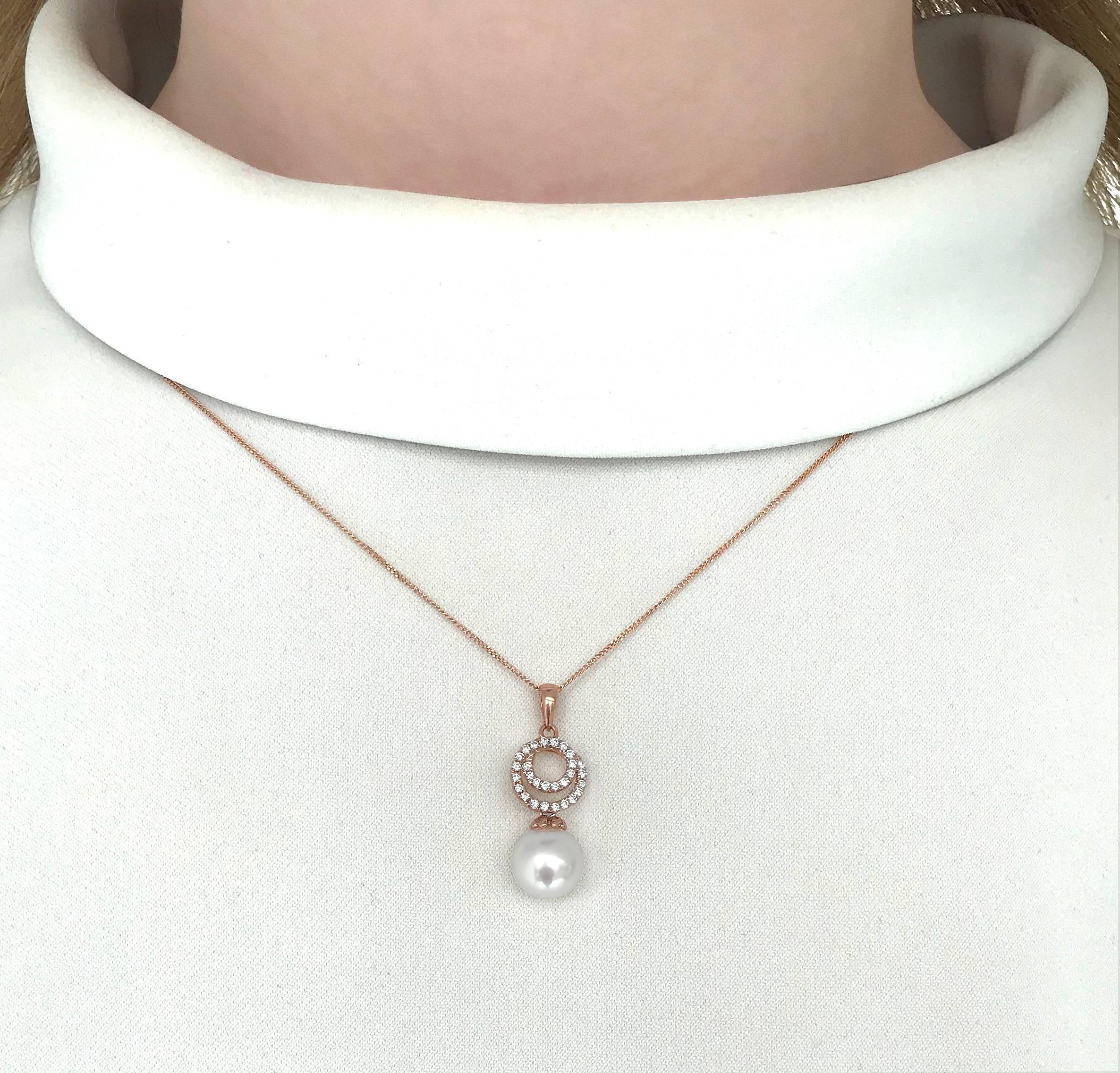 Dainty and sophisticated, this Yoko London pendant features a lustrous Japanese Akoya pearl set below a pretty halo of white diamonds. 

This pendant is the perfect accessory to add a touch of glamour to any outfit, and easy to transition from a day