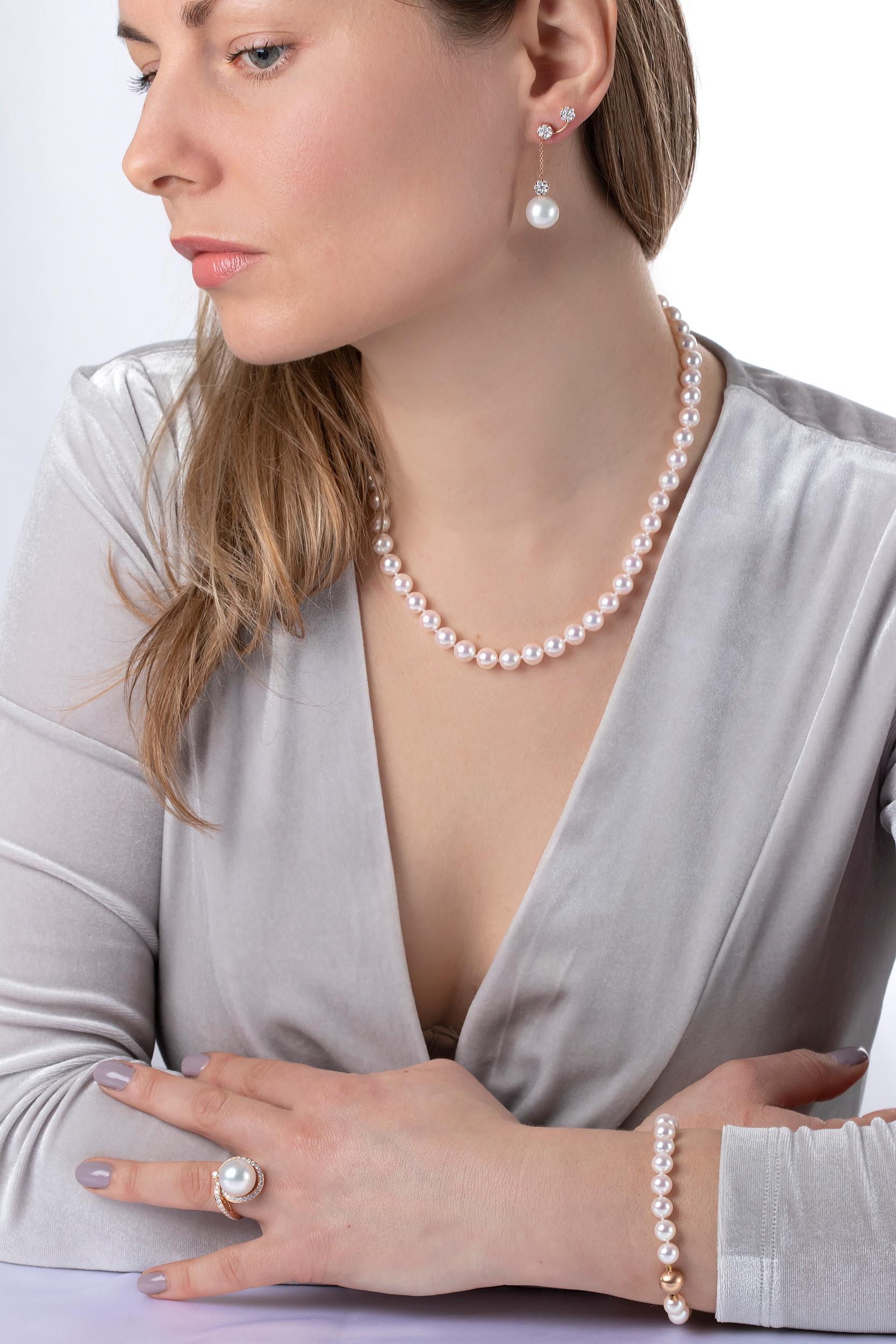 Dieses zeitlose Armband von Yoko London besteht aus hochwertigen 7-7,5 mm großen japanischen Akoya-Perlen mit einem dezenten Rosé-Farbton und ist mit einem diamantbesetzten Verschluss aus 18 Karat Roségold versehen. Dieses klassische Armband, das in