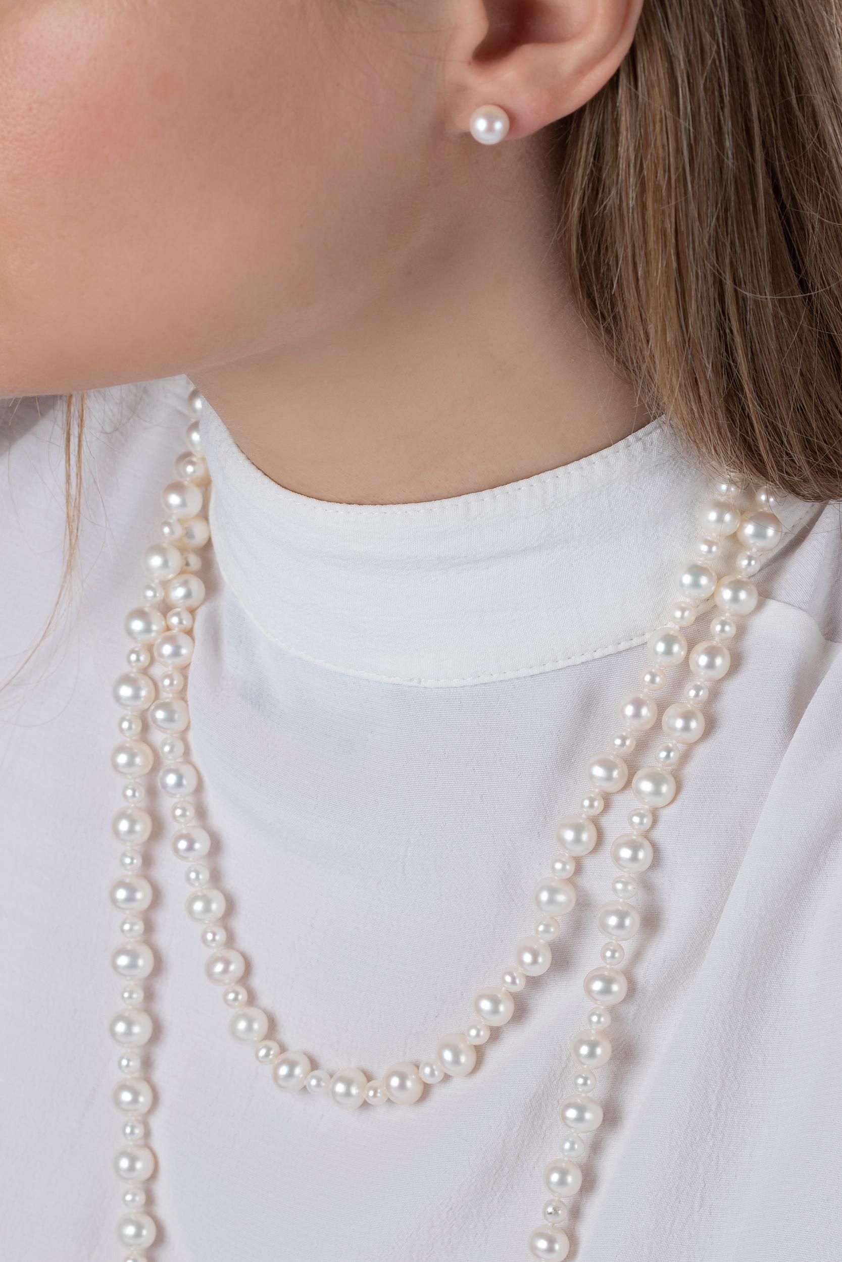 Taille ronde Yoko London Collier en corde de perles d'eau douce et de perles d'eau douce de taille alternée en vente