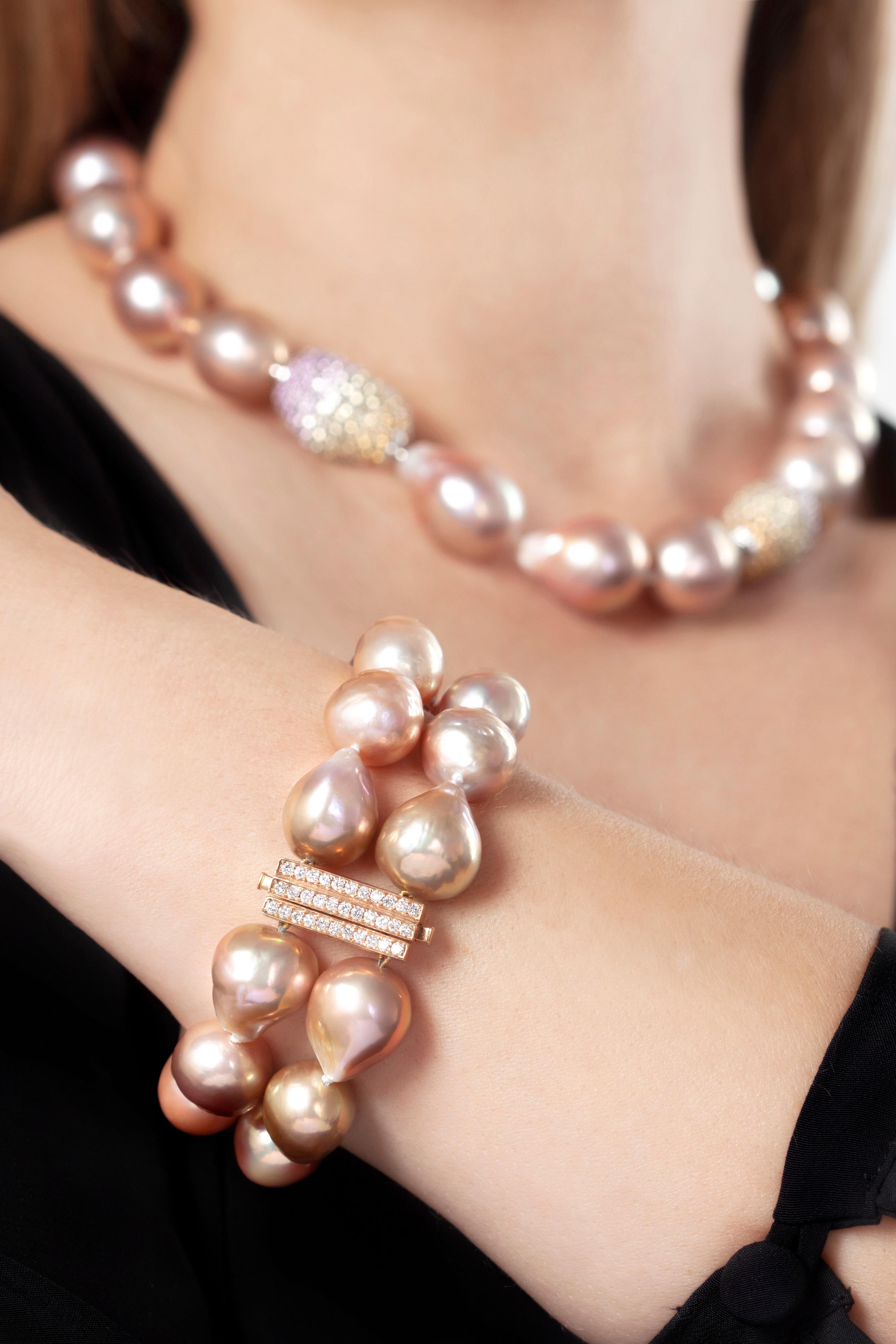 Moderne Yoko London Bracelet baroque en or rose 18 carats avec perles d'eau douce et diamants en vente