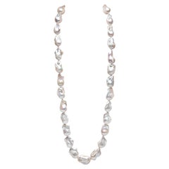 Collar barroco de perlas de agua dulce Yoko London