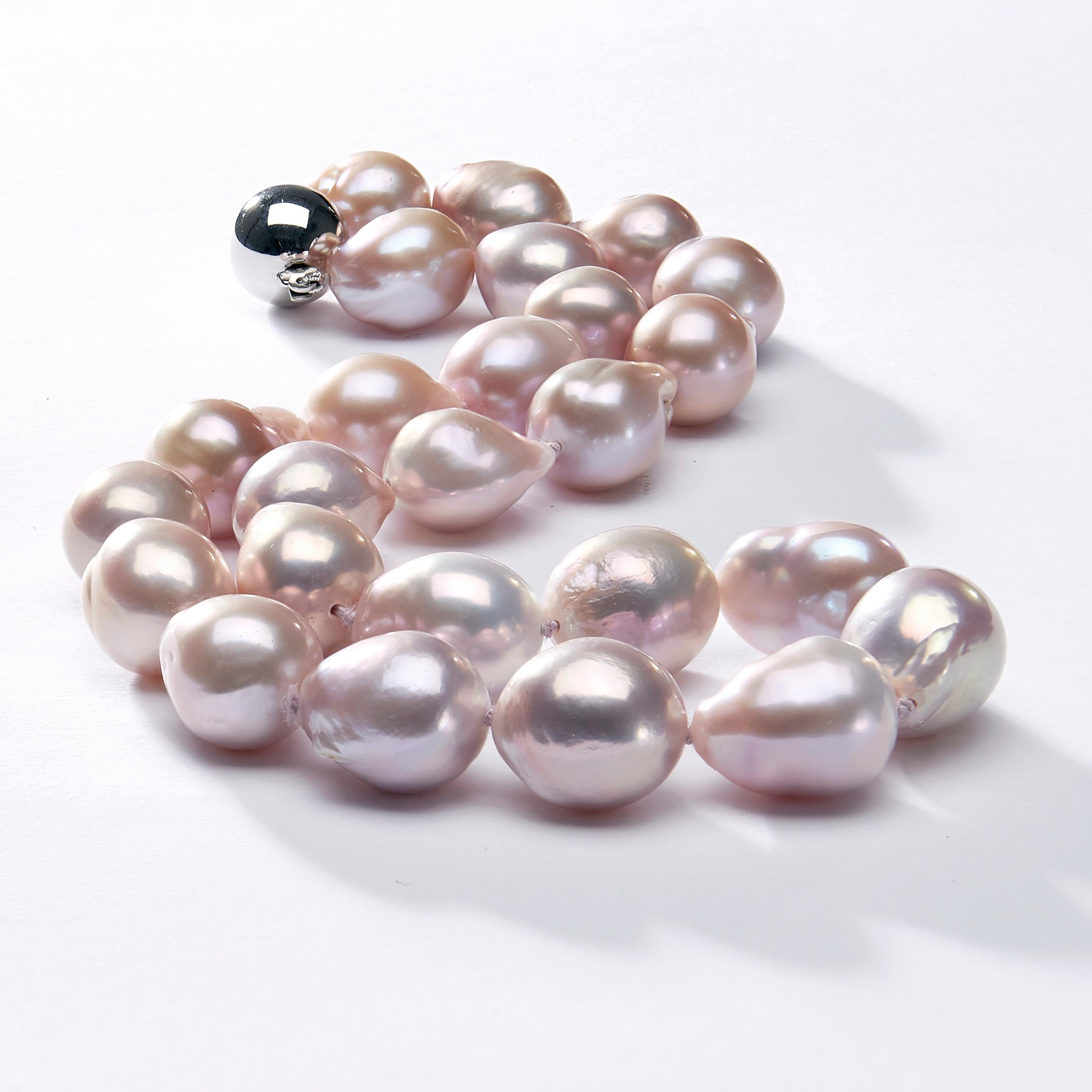 Contemporain Yoko London Collier de perles d'eau douce roses de couleur naturelle en or 18 carats en vente