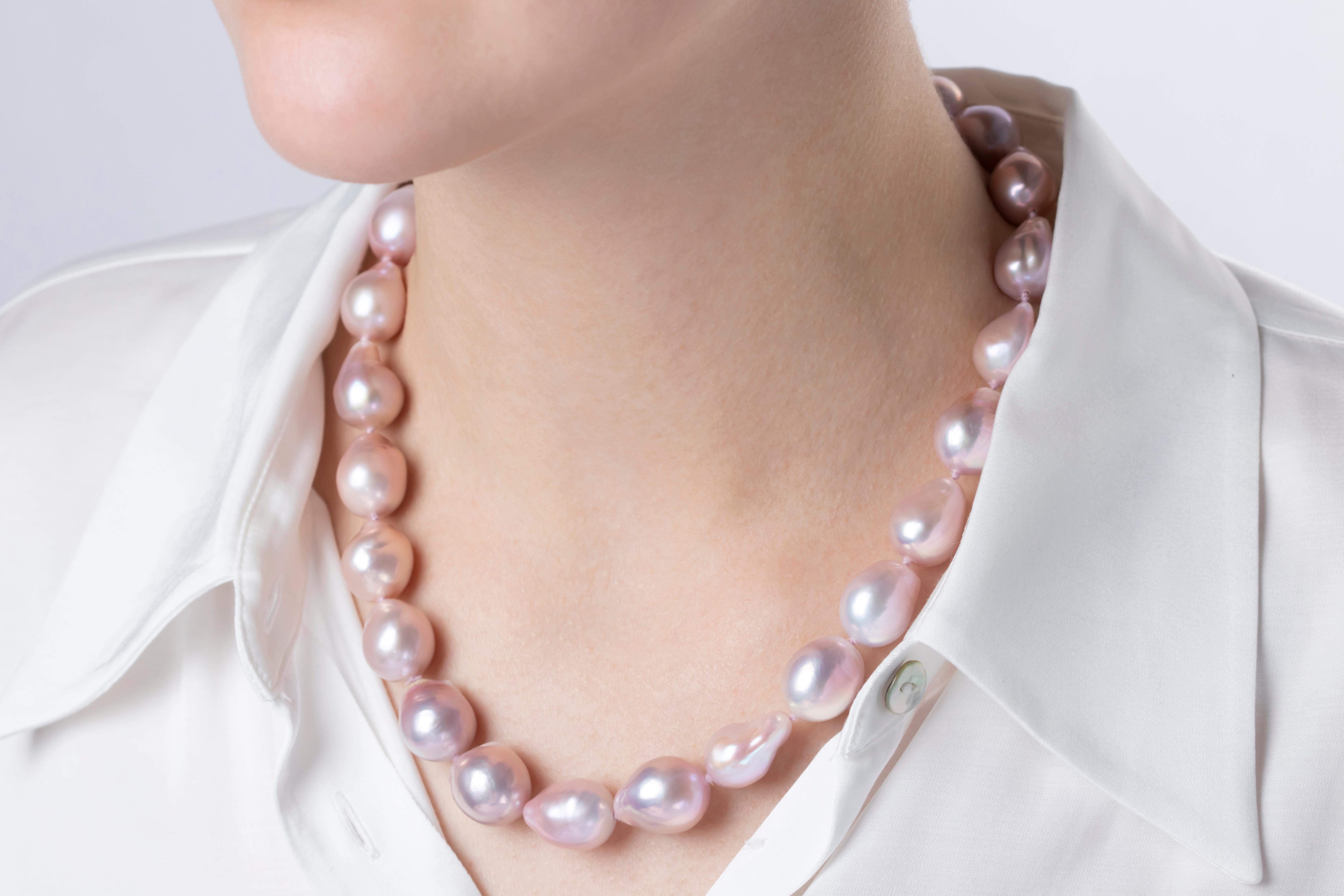 Perle Yoko London Collier de perles d'eau douce roses de couleur naturelle en or 18 carats en vente
