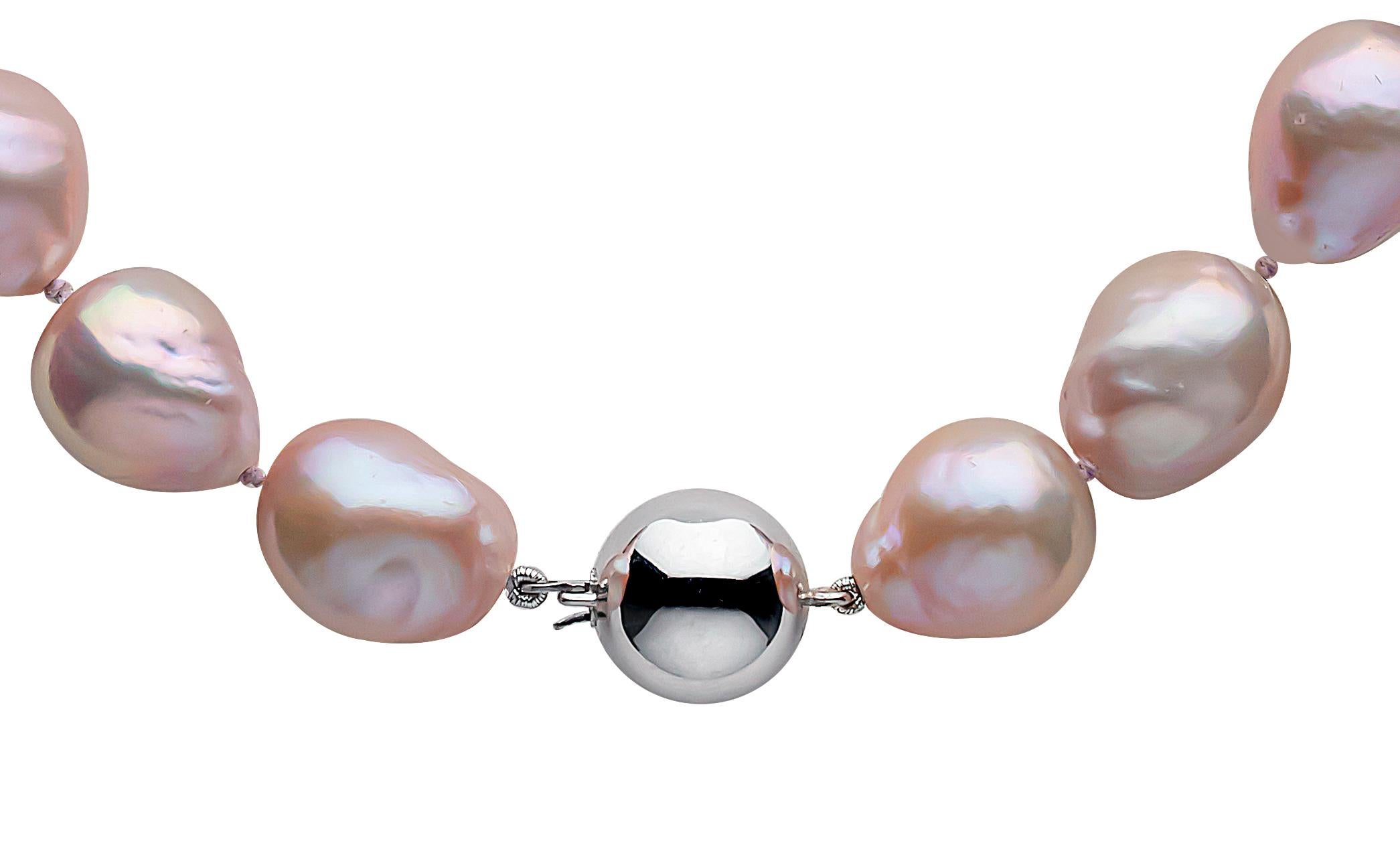 Yoko London Collier de perles d'eau douce roses de couleur naturelle en or 18 carats Pour femmes en vente