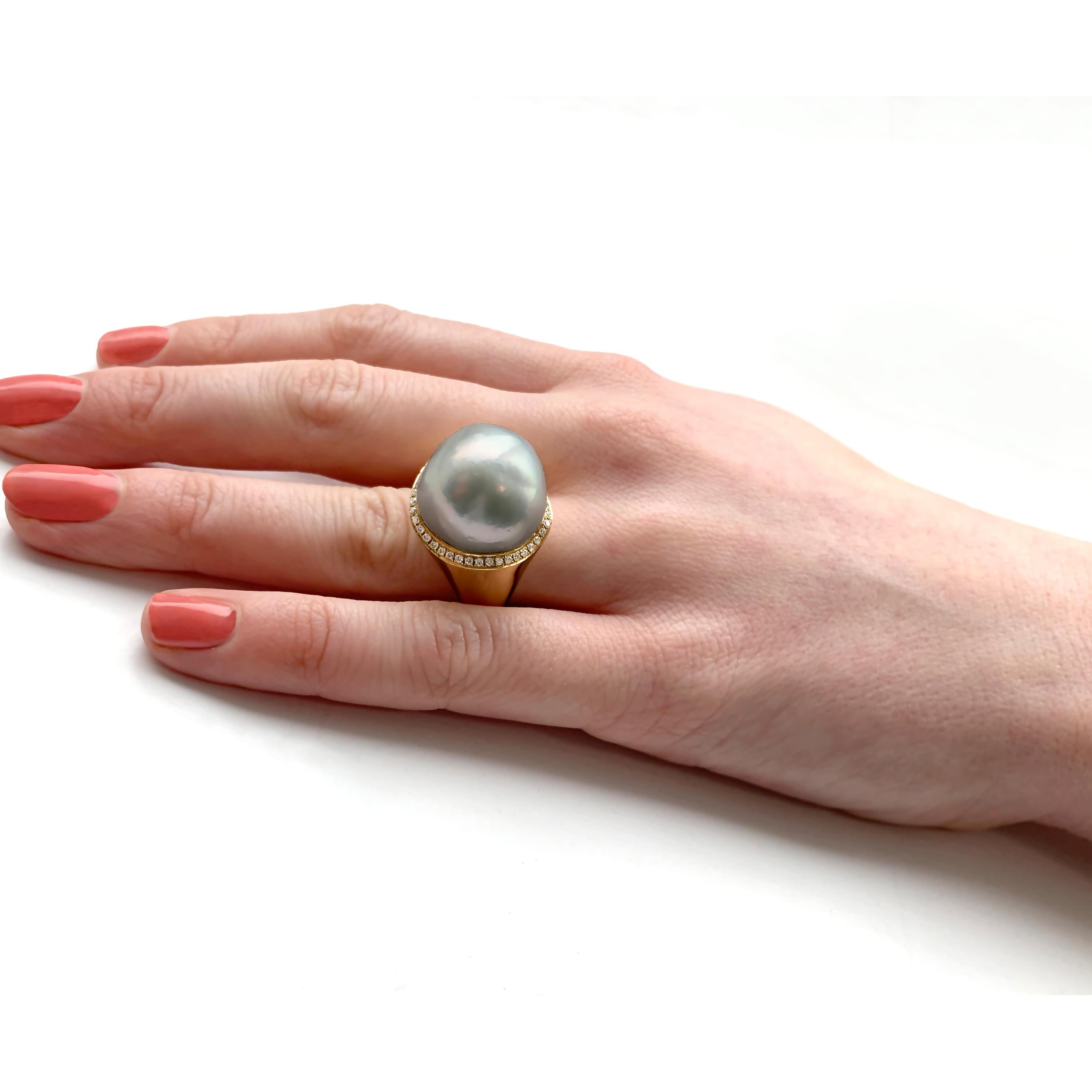 Contemporary Yoko London Baroque South Sea Pearl and Diamond Ring Set in 18 Karat Yellow Gold For Sale