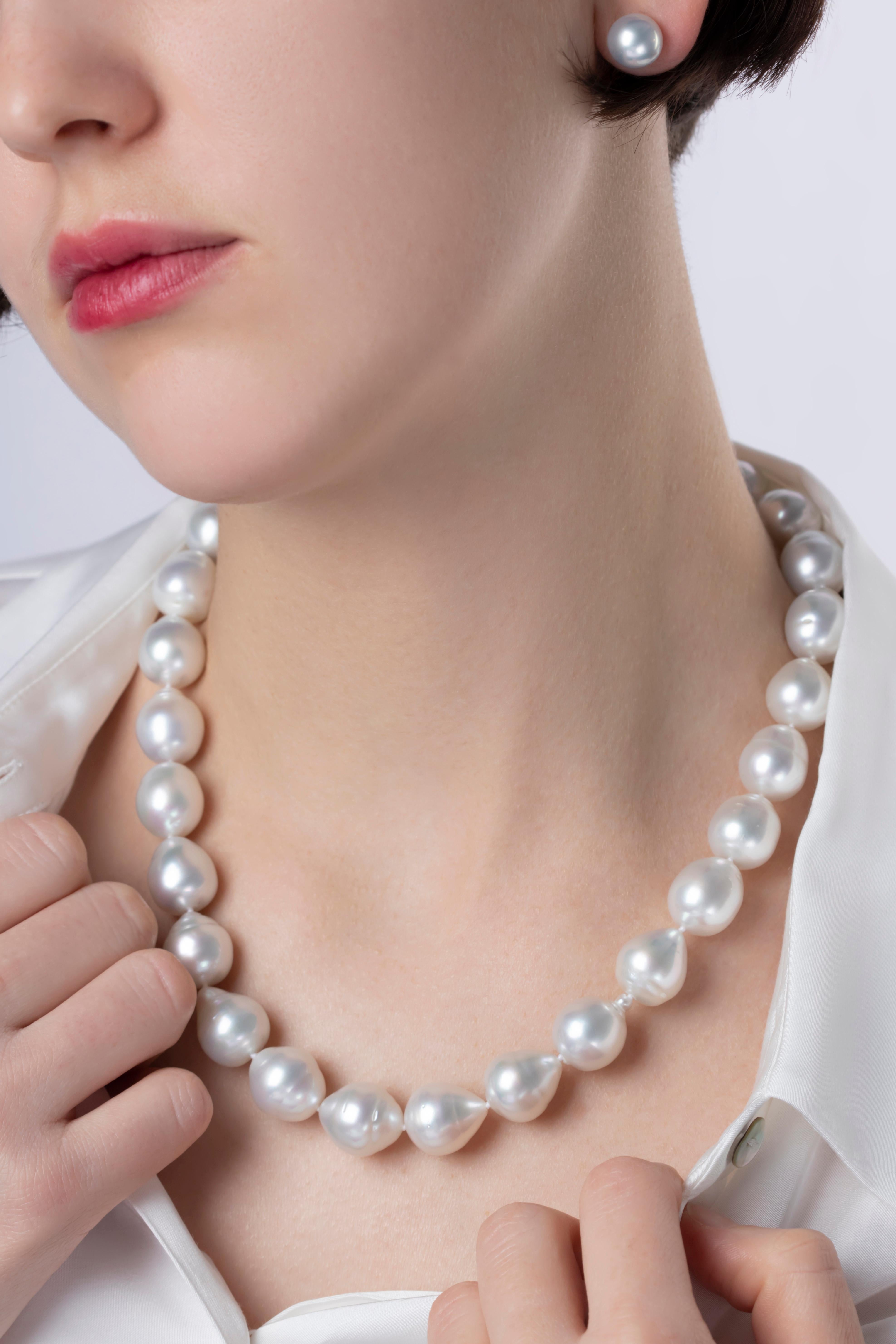 Ce collier unique de Yoko London Pearls présente une rangée de perles baroques spectaculaires des mers du Sud, complétée par un fermoir en or blanc 18 carats. Chaque perle baroque est unique et ce collier a été conçu pour mettre en valeur les