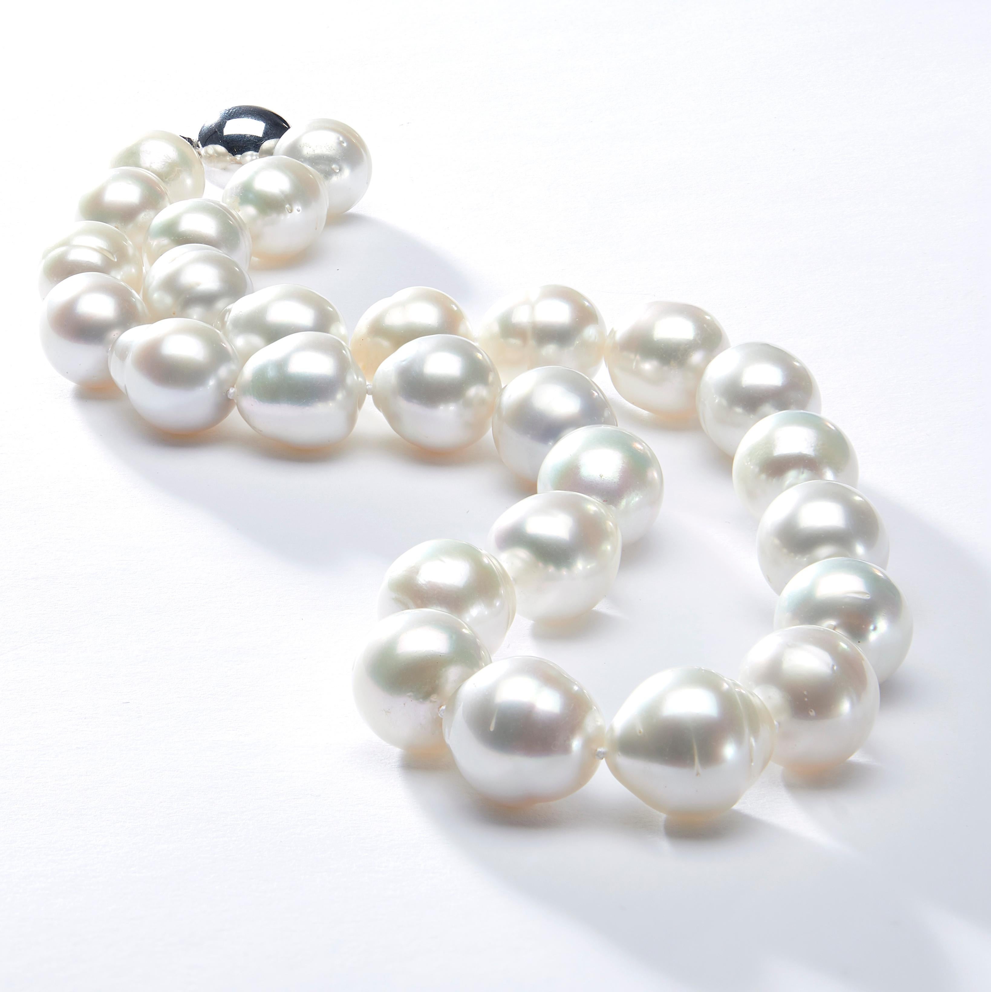 Taille ovale Yoko London Collier baroque de perles des mers du Sud en or blanc 18 carats en vente