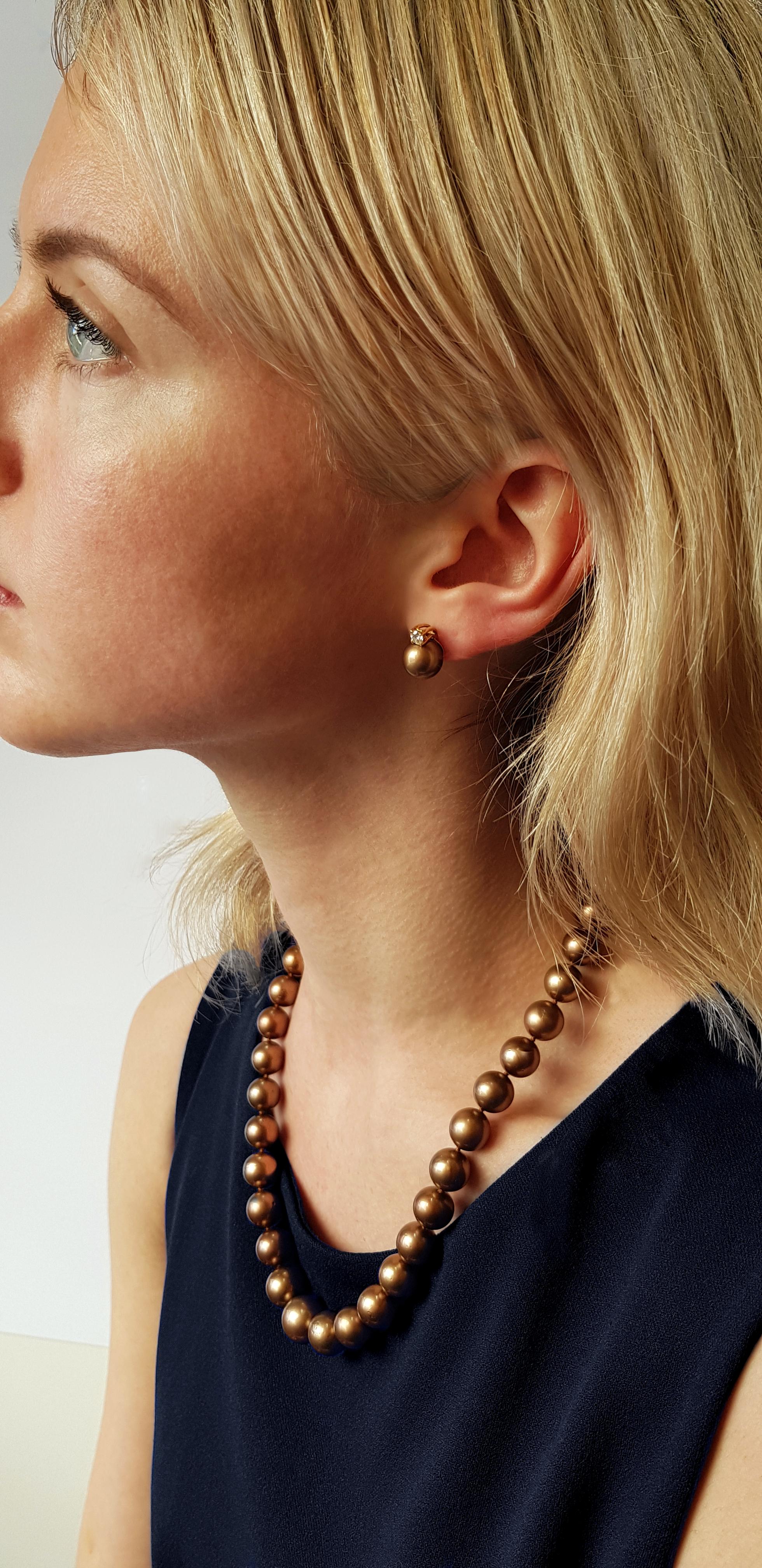Diese außergewöhnliche Halskette von Yoko London Pearls besteht aus schokoladenfarbenen Tahiti-Perlen, die sanft in der Größe abgestuft sind und von Experten in unserem Londoner Atelier von Hand nach Größe, Farbton und Lüster angepasst wurden. Um