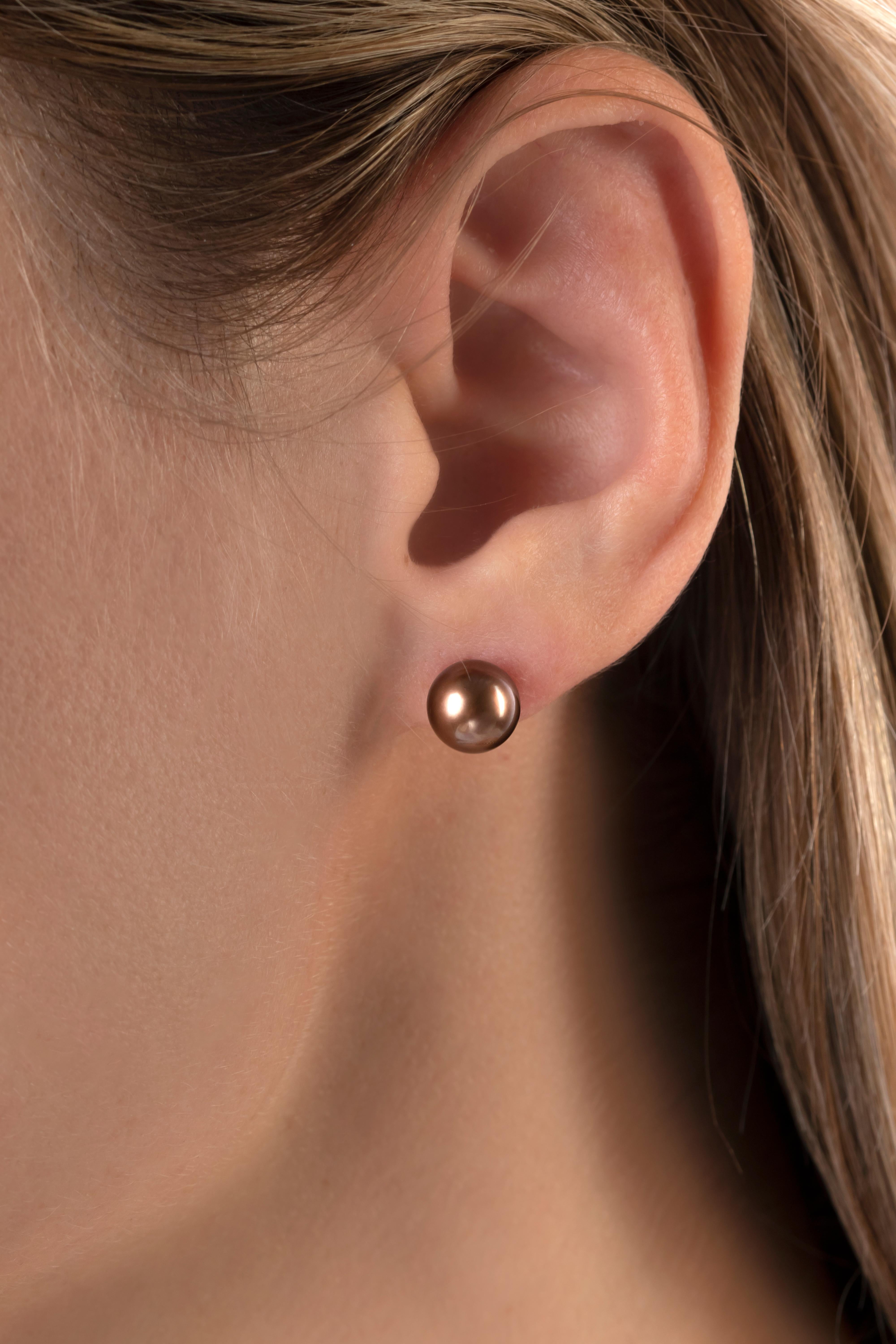 These striking earrings by Yoko London offer a unique twist to the classic pearl stud, as they feature chocolate-coloured Tahitian pearls. Unique and beguiling, these stud earrings will add a striking touch of elegance to both daytime and evening