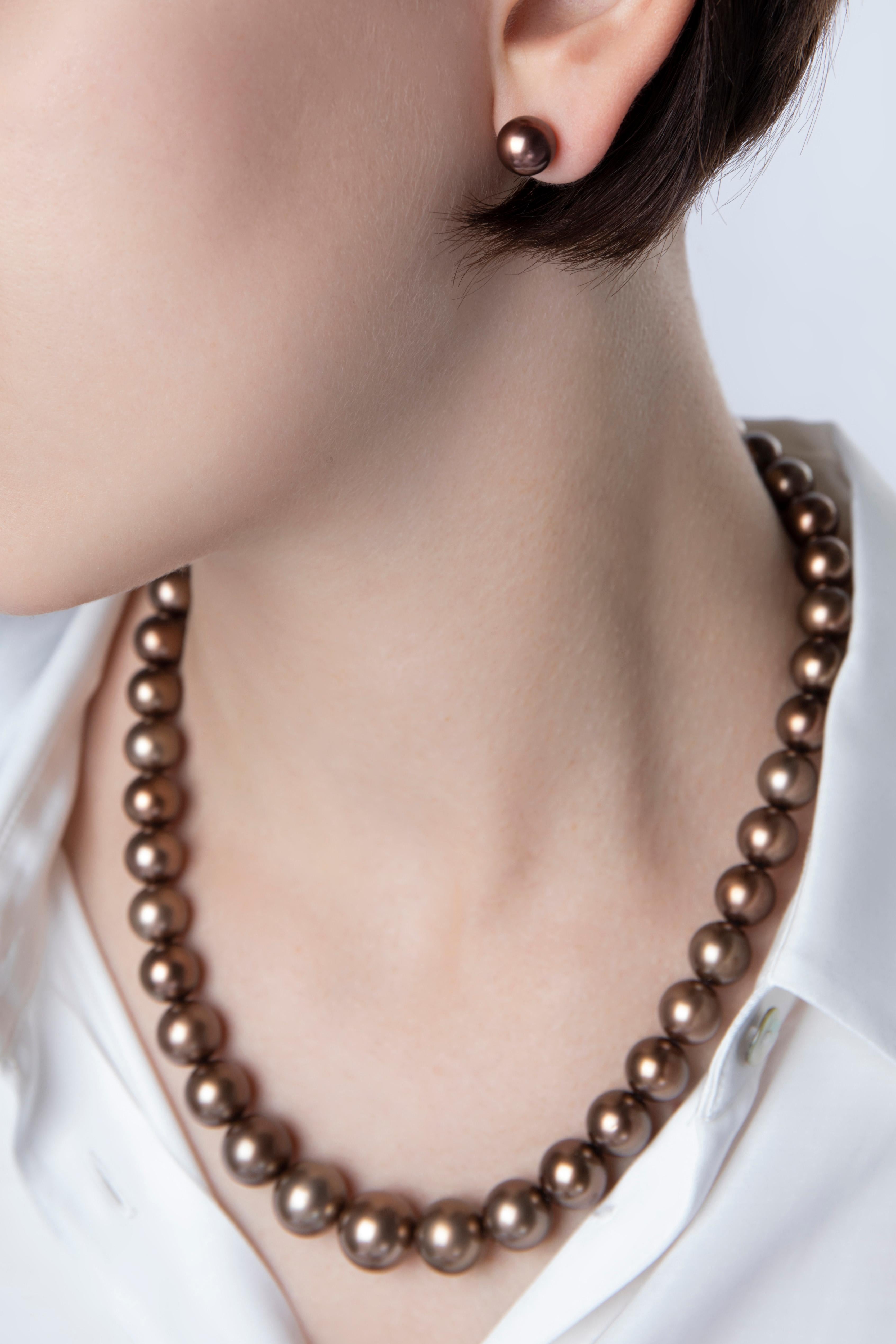 Questa eccezionale collana di Yoko London è caratterizzata da perle di Tahiti marroni che variano dolcemente di dimensione. Ogni perla viene abbinata meticolosamente a caratteristiche quali dimensioni, tonalità e lucentezza dagli esperti del nostro