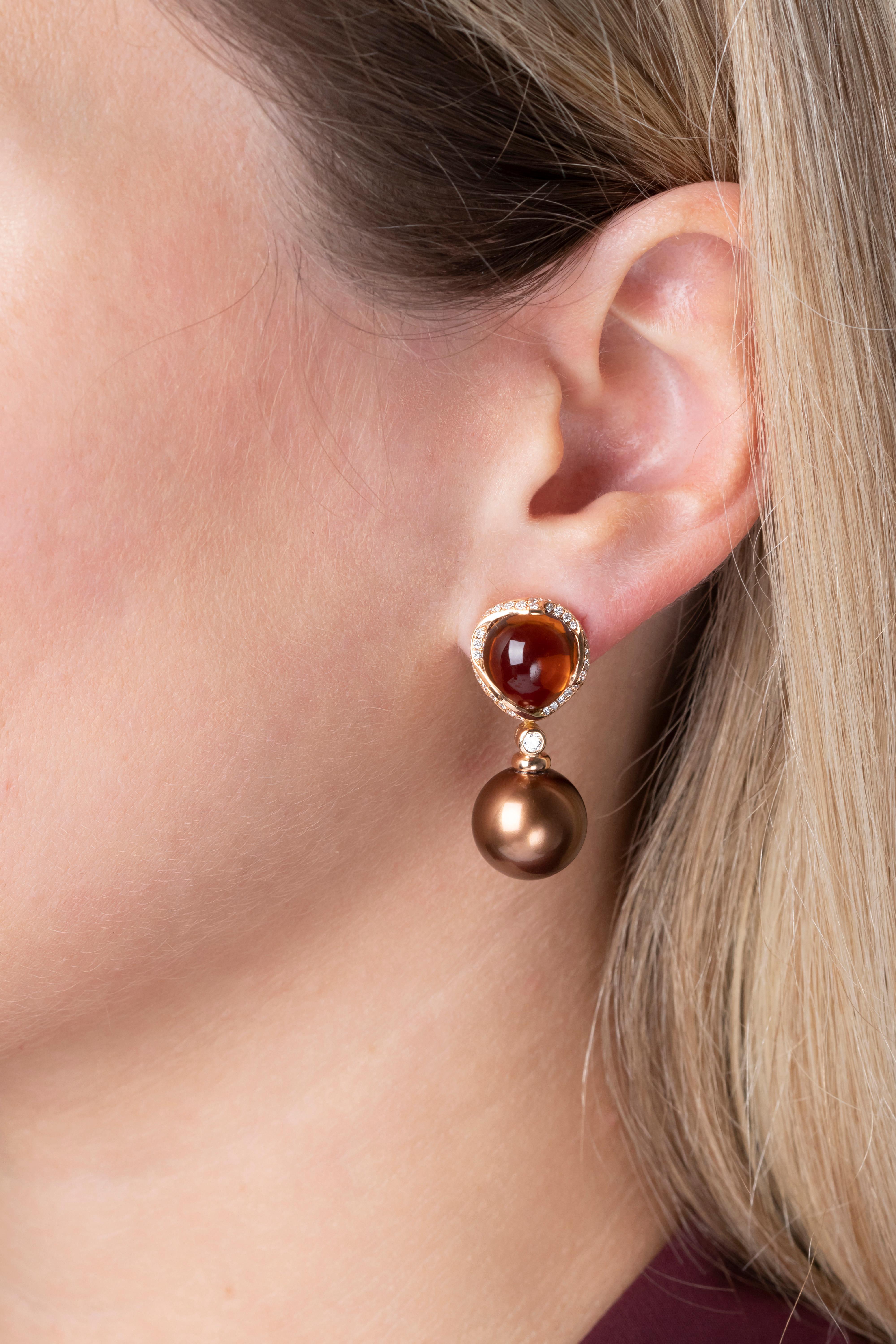 These showstopping earrings by Yoko London feature a lustrous Chocolate coloured Tahitian pearl suspended from a cognac quartz cabochon showcased in diamond-set 18K rose gold. Secured with an Omega hinged earring fitting for extra security.