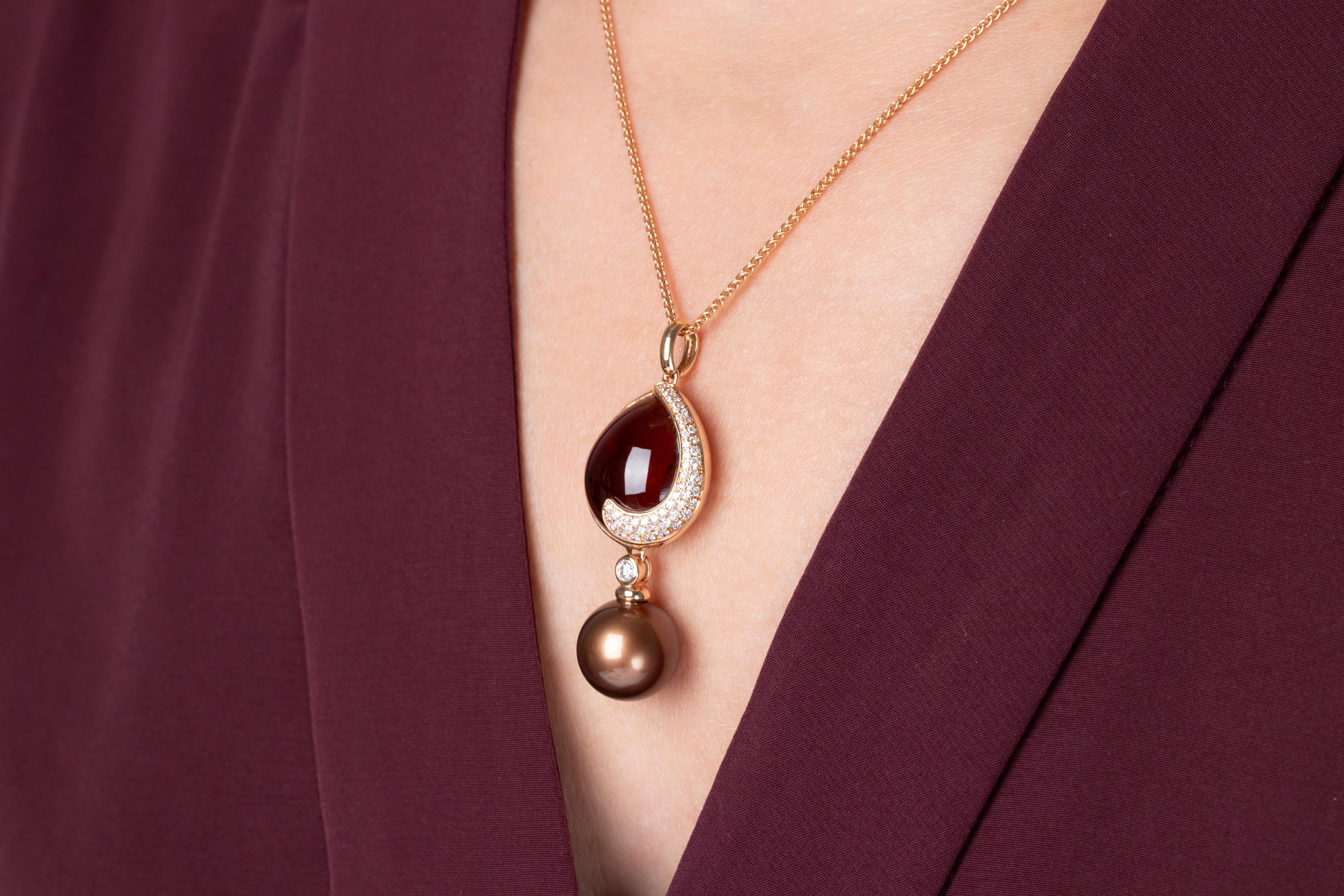 Ce pendentif exceptionnel de Yoko London présente une perle de Tahiti lustrée de couleur chocolat suspendue à un cabochon en quartz cognac, le tout en or rose 18 carats serti de diamants. Fixé à une chaîne spiga en or rose de 16 pouces. Les perles