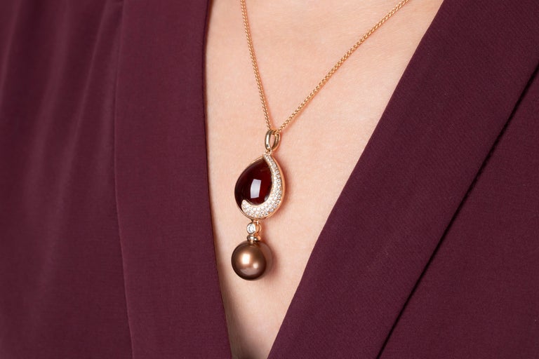 This showstopping pendant by Yoko London features a lustrous Chocolate coloured Tahitian pearl suspended from a cognac quartz cabochon showcased in diamond-set 18K rose gold. Secured to a 16 inch rose gold spiga chain. Chocolate pearls are Tahitian