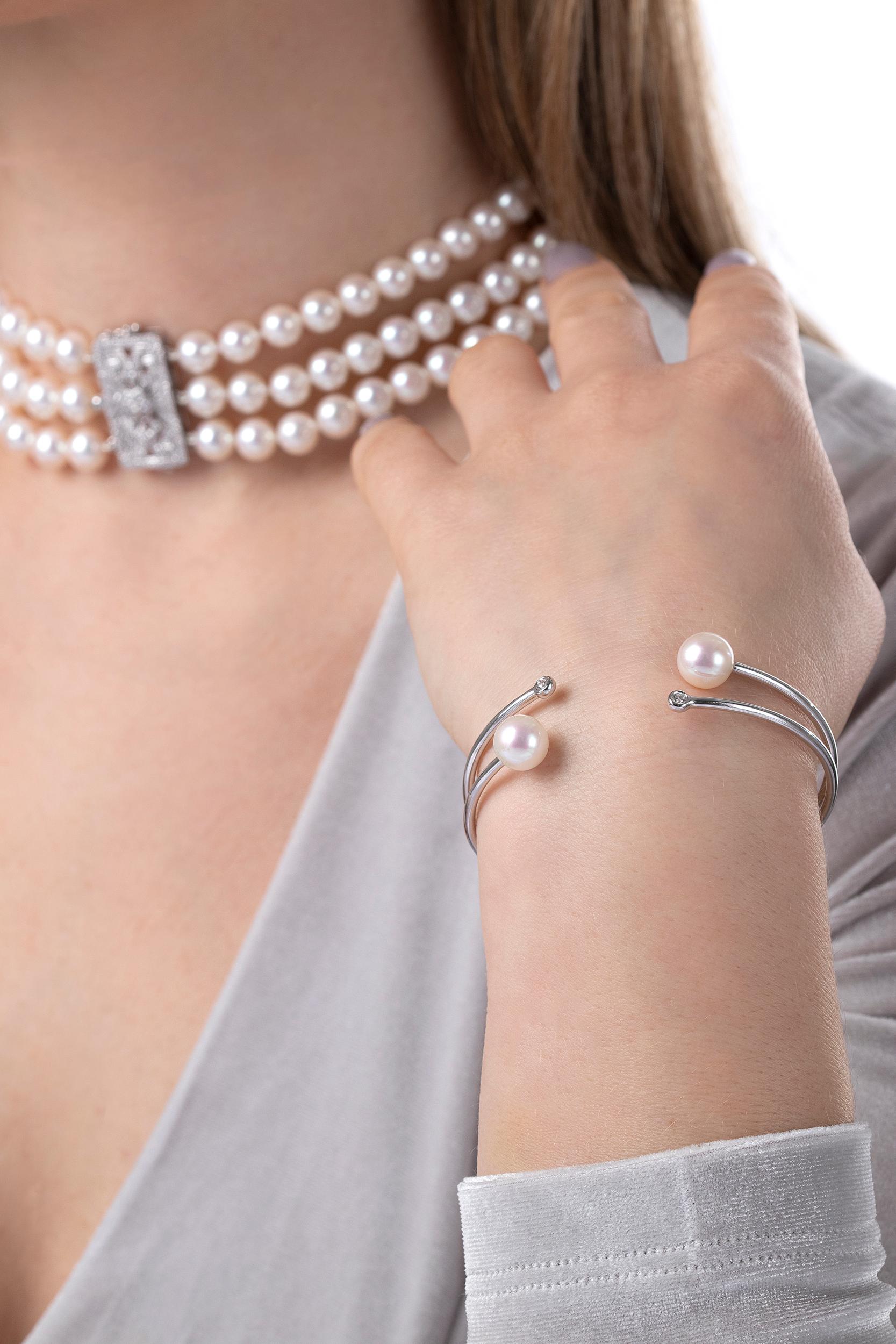 Contemporain Yoko London Bracelet jonc en or blanc 18 carats avec perles d'eau douce et diamants en vente