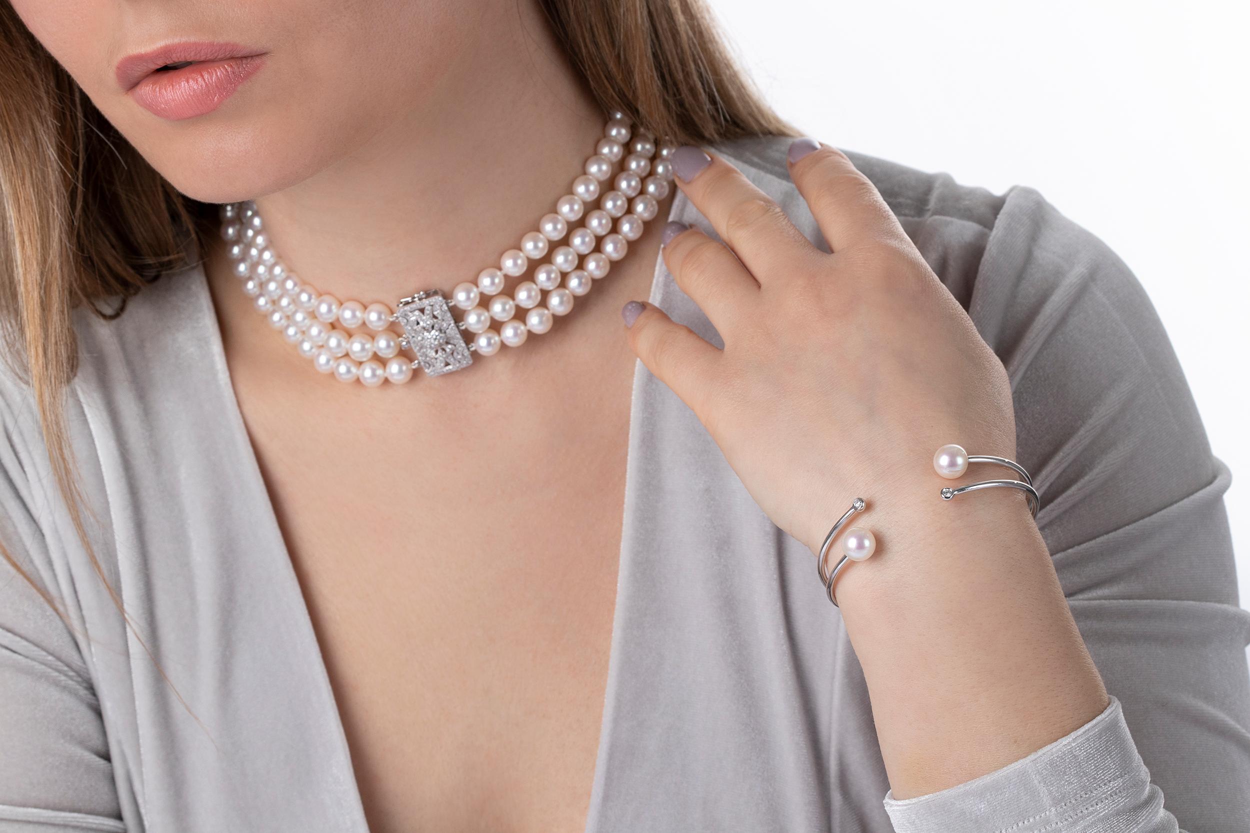 Taille ronde Yoko London Bracelet jonc en or blanc 18 carats avec perles d'eau douce et diamants en vente