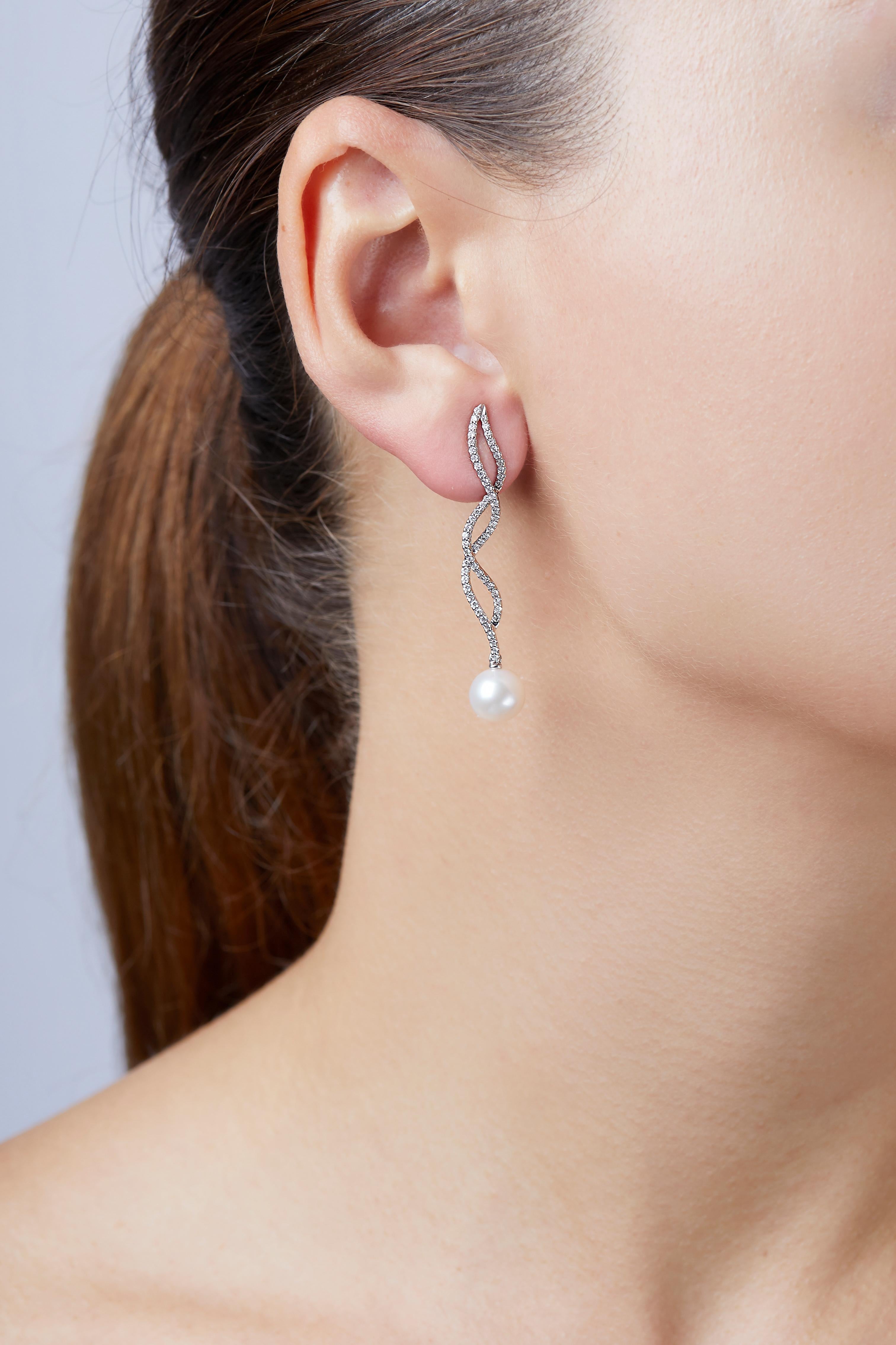 Diese einzigartigen Ohrringe von Yoko London bestehen aus glänzenden Süßwasserperlen, die von Diamanten umspielt werden. Diese eleganten Ohrringe aus 18 Karat Weißgold, die das Funkeln der Diamanten und den Glanz der Perlen betonen, sind das