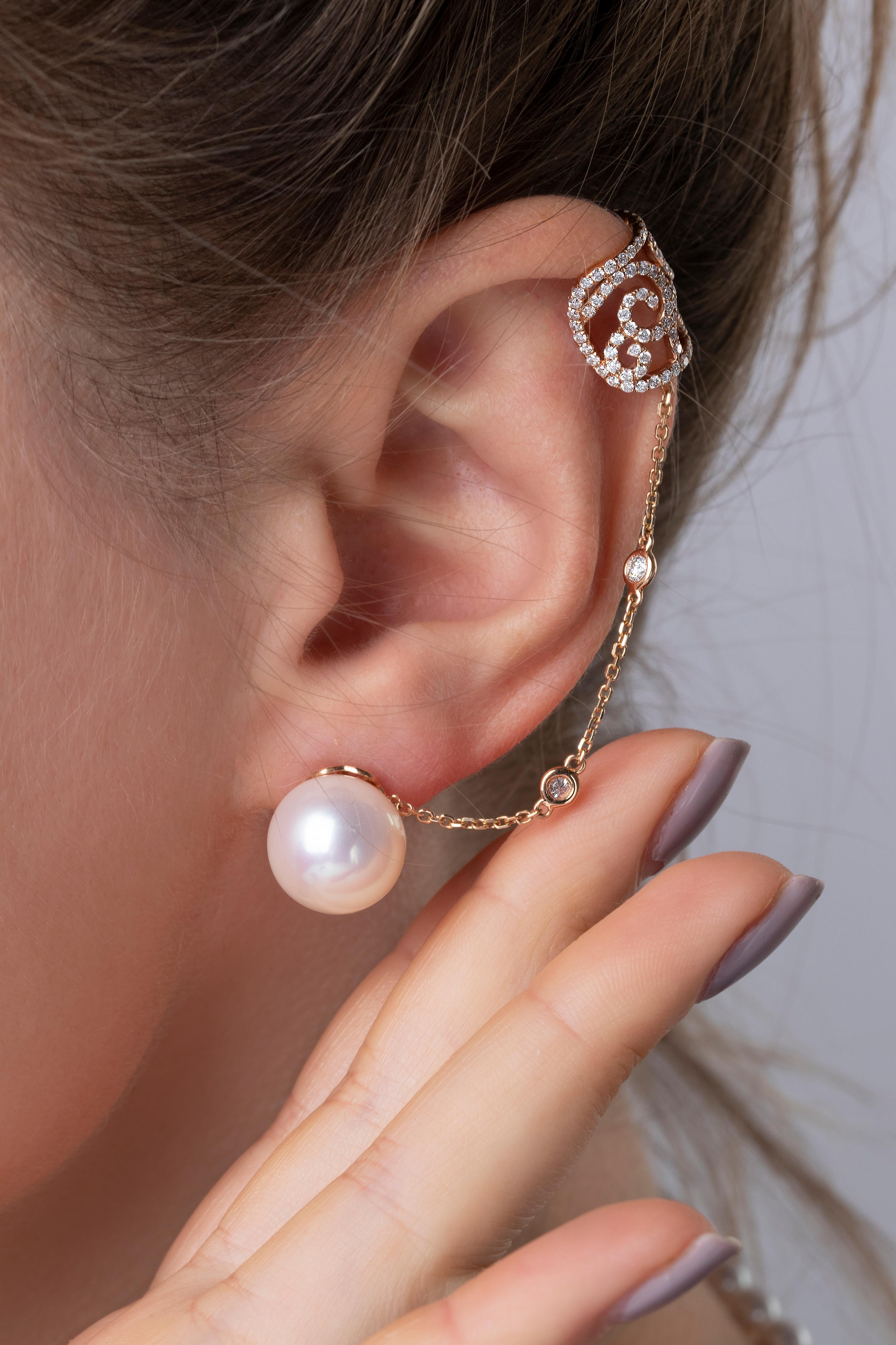 This contemporary ear earring by Yoko London features an exceptional Freshwater pearl attached to a diamond chain and ear cuff. The cuff simply slips over the top of the ear to create a striking and stylish look. Pair with a simple pearl or diamond