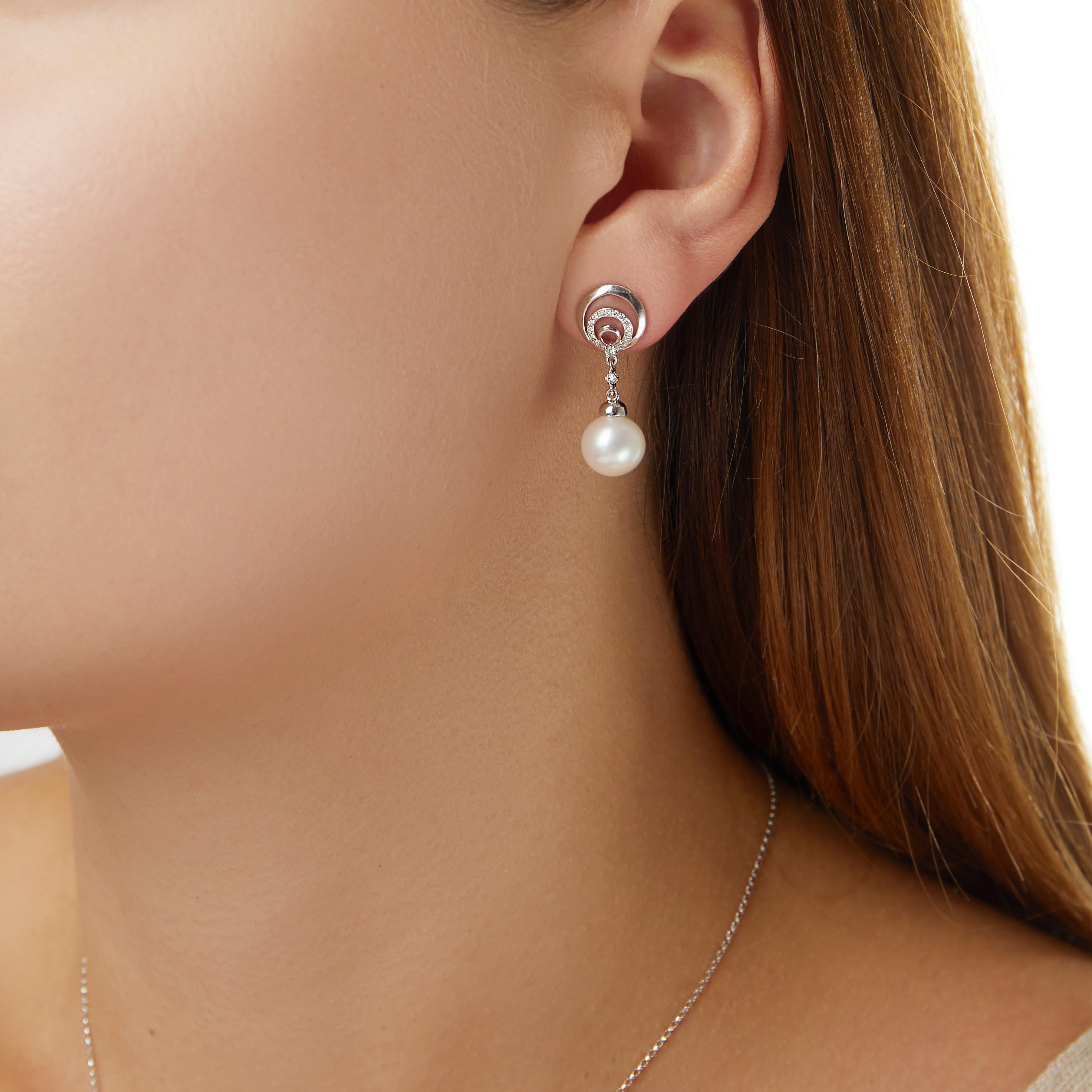 Ces élégantes boucles d'oreilles de Yoko London présentent des perles d'eau douce lustrées sous des cercles de diamants hypnotiques. Ces boucles d'oreilles uniques ont été fabriquées à la main par des experts dans notre atelier de Londres et