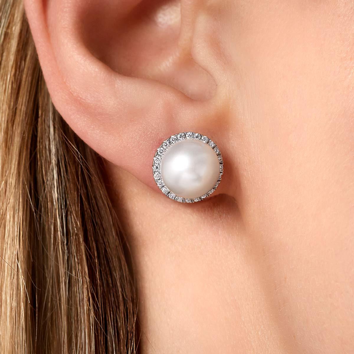 Ces boucles d'oreilles de Yoko London Pearls présentent des perles d'eau douce lumineuses de 10 à 11 mm, entourées d'un délicat halo de diamants. Un design qui s'est imposé comme un classique contemporain, ces élégantes boucles d'oreilles