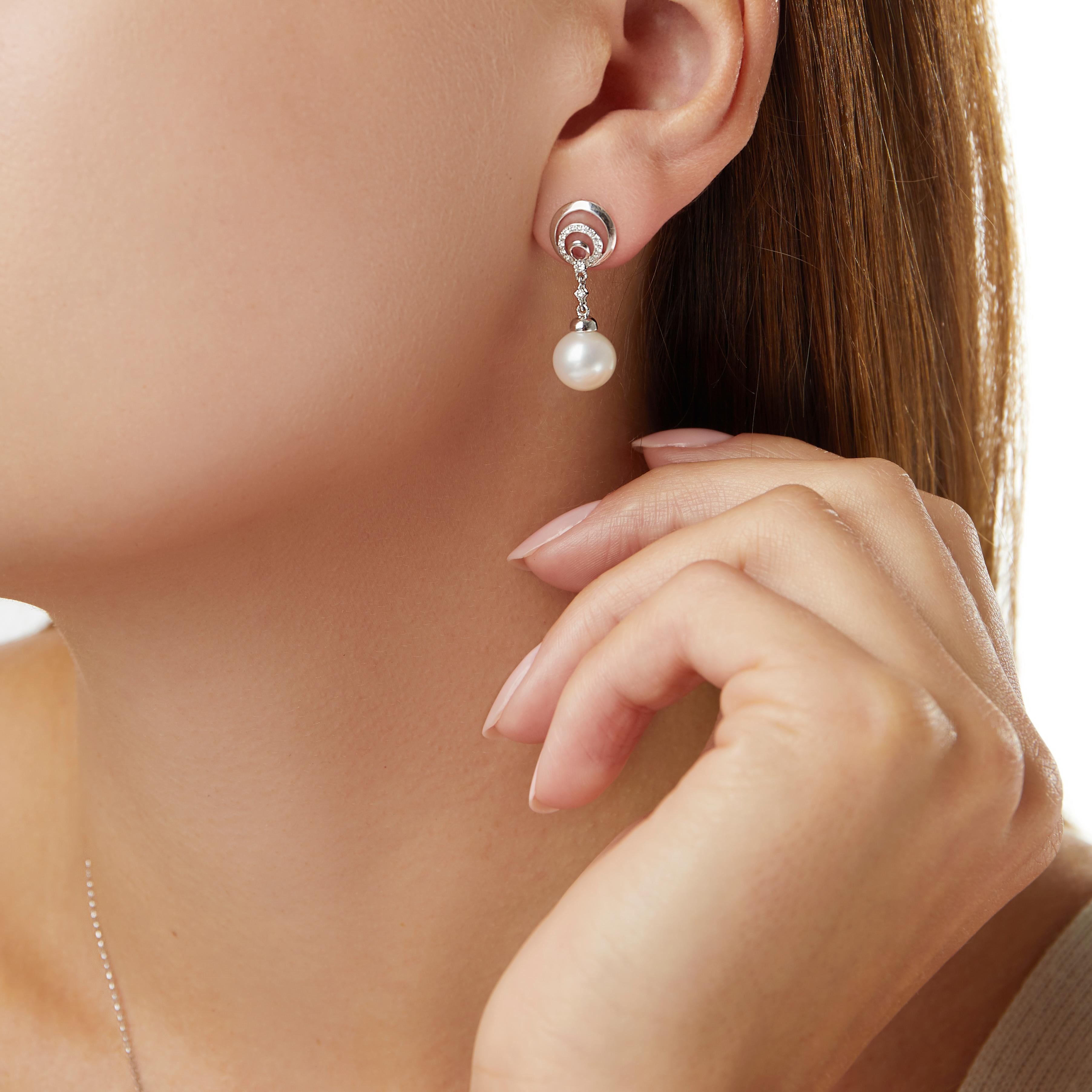 Moderne Boucles d'oreilles en or blanc 18 carats avec perles d'eau douce et diamants Yoko London en vente