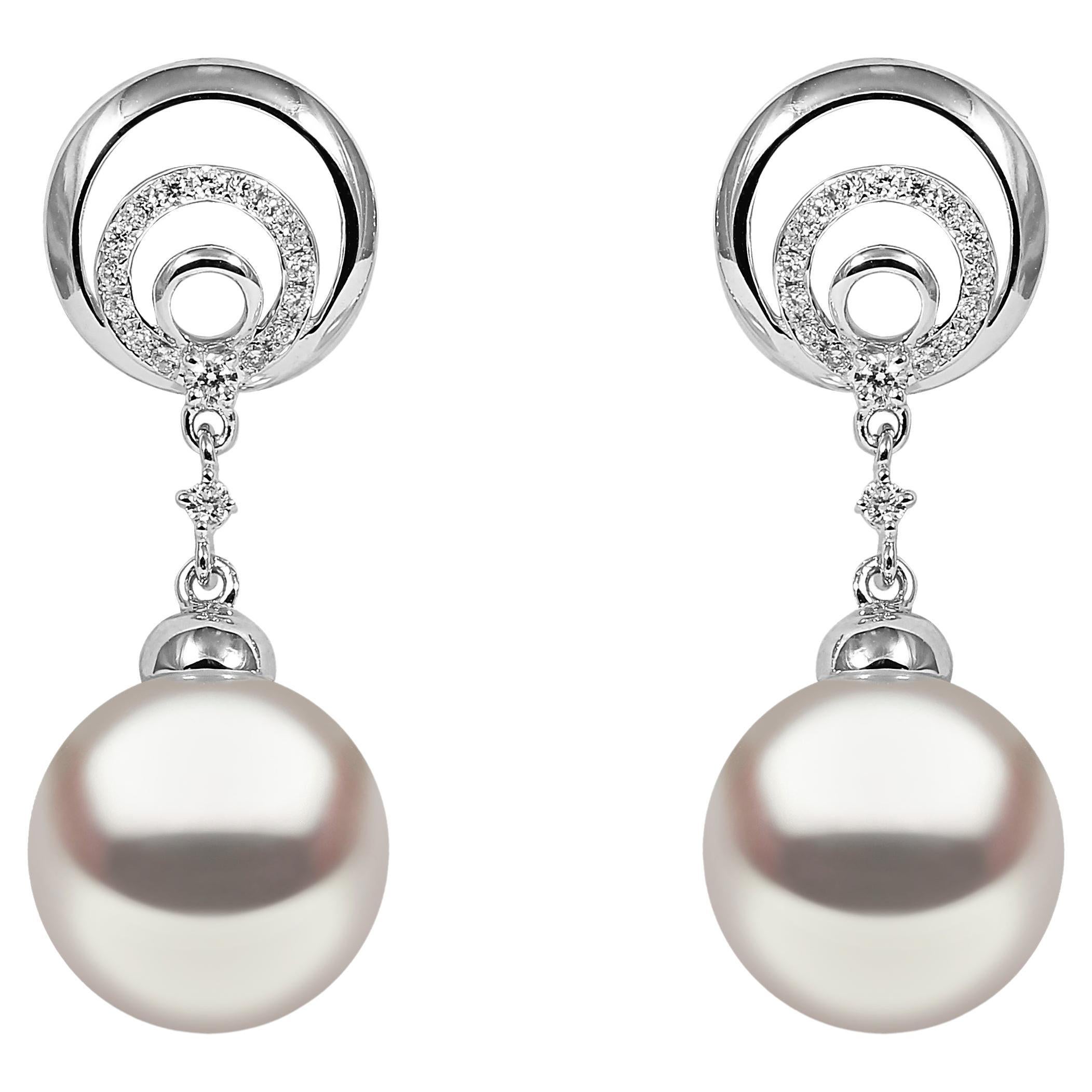Boucles d'oreilles en or blanc 18 carats avec perles d'eau douce et diamants Yoko London en vente