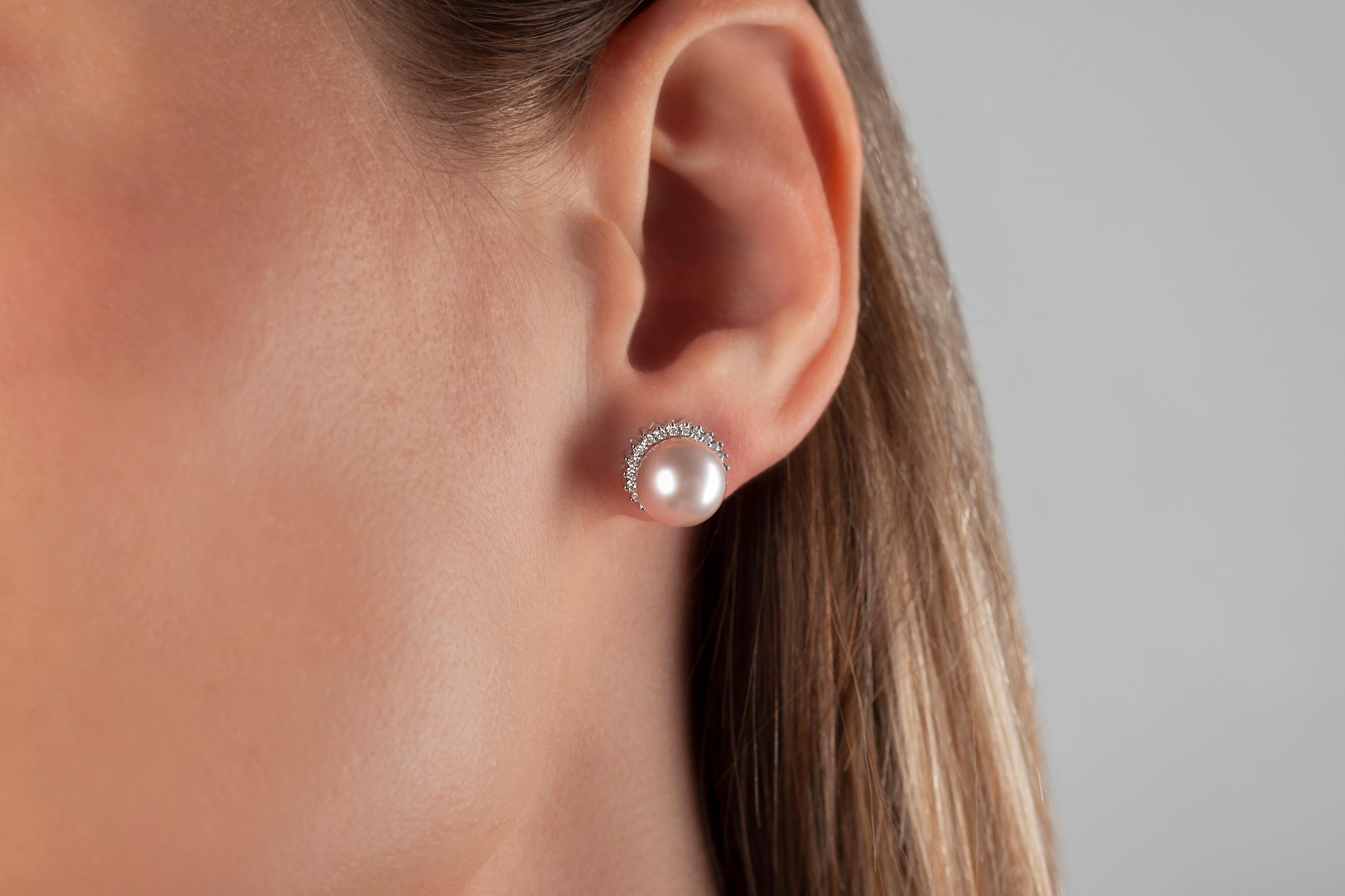 Diese Ohrringe von Yoko London verleihen einem klassischen Design eine raffinierte Wendung. Diese hübschen Ohrringe mit zartrosa Süßwasserperlen, die von einem Diamantring umgeben sind, verleihen jedem Outfit einen Hauch von Eleganz. Diese